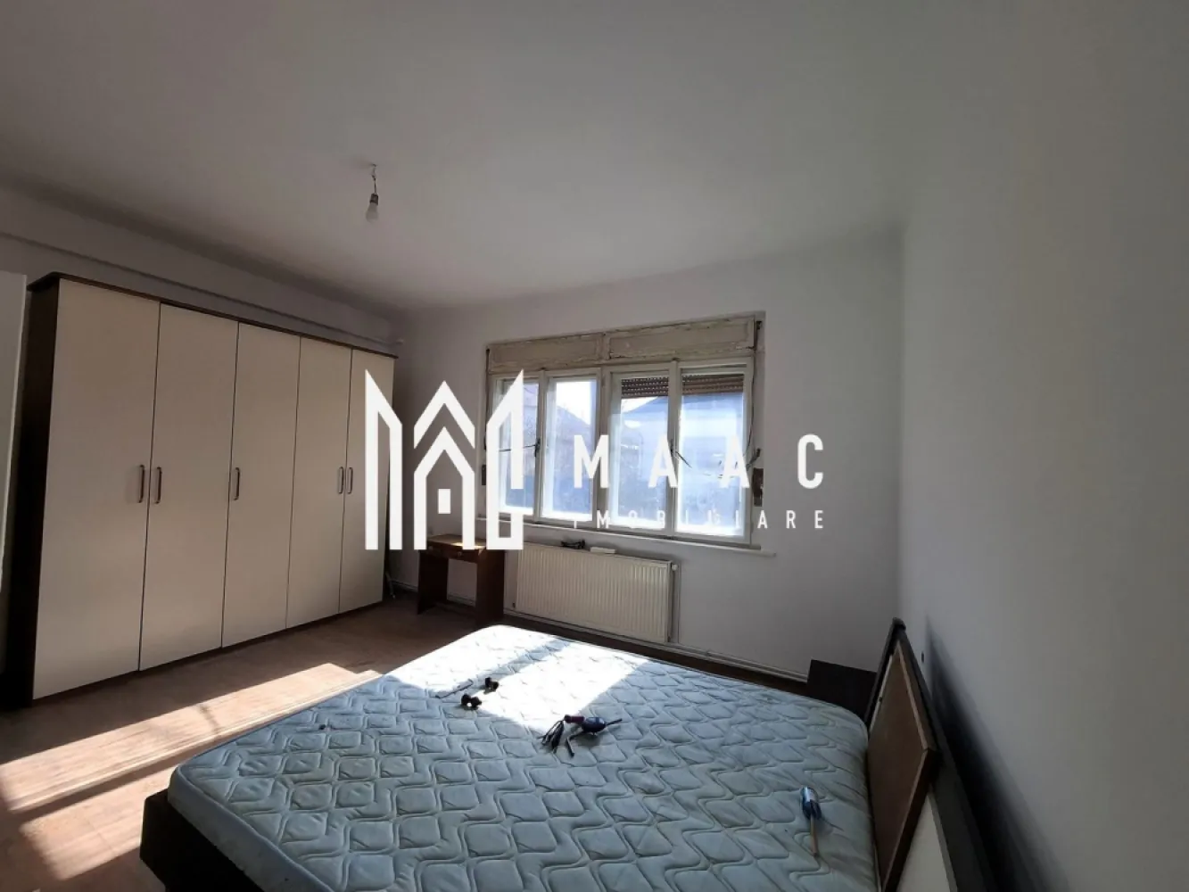 Casa individuala | Teren 700 mp | Trei Stejari - MAAC Imobiliare vă propune spre închiriere o casă individuală, situată într-o zonă liniștită și bine cotată – Trei Stejari.

Detalii proprietate:
3 camere total decomandate: spațioase și luminoase, perfecte pentru un trai confortabil.
Bucătărie: amenajată pentru a oferi funcționalitate și confort.
Baie: dotată corespunzător, adaptată nevoilor cotidiene.

În renovare și amenajare: locuința este în curs de renovare, iar viitorii chiriași se vor bucura de un spațiu modernizat și adaptat cerințelor actuale.

Această casă reprezintă o oportunitate excelentă de a locui într-o zonă deosebită, aflată în plin proces de îmbunătățire, oferind un echilibru perfect între confort și accesibilitate.

Pentru mai multe informatii specificati ca ati vazut anuntul cu ID: CP2373998