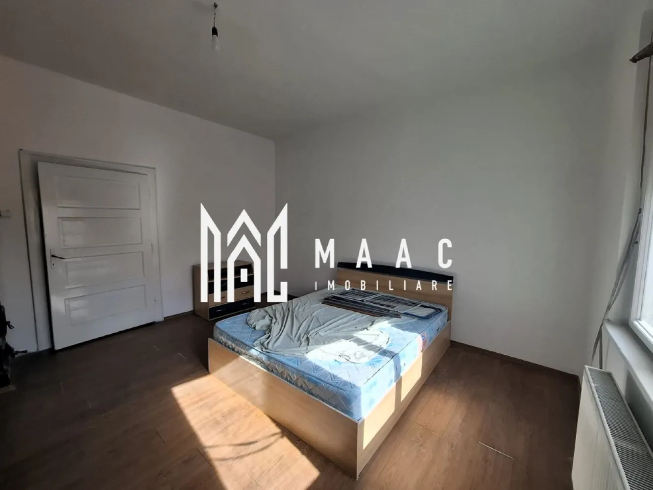 Casa individuala | Teren 700 mp | Trei Stejari - MAAC Imobiliare vă propune spre închiriere o casă individuală, situată într-o zonă liniștită și bine cotată – Trei Stejari.

Detalii proprietate:
3 camere total decomandate: spațioase și luminoase, perfecte pentru un trai confortabil.
Bucătărie: amenajată pentru a oferi funcționalitate și confort.
Baie: dotată corespunzător, adaptată nevoilor cotidiene.

În renovare și amenajare: locuința este în curs de renovare, iar viitorii chiriași se vor bucura de un spațiu modernizat și adaptat cerințelor actuale.

Această casă reprezintă o oportunitate excelentă de a locui într-o zonă deosebită, aflată în plin proces de îmbunătățire, oferind un echilibru perfect între confort și accesibilitate.

Pentru mai multe informatii specificati ca ati vazut anuntul cu ID: CP2373998
