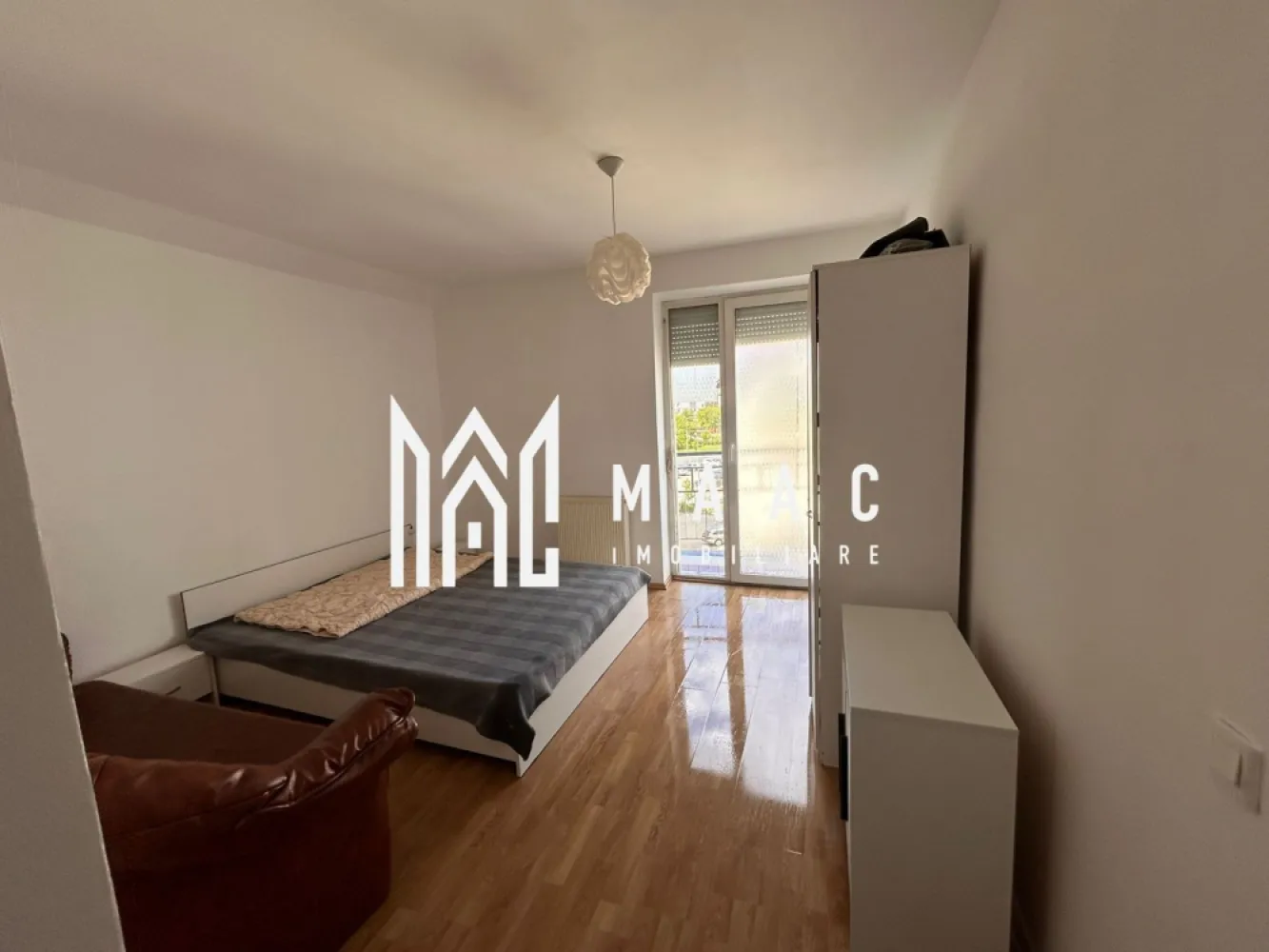 Garsonieră | 28 MPU | Balcon | Turnișor - MAAC Imobiliare vă propune spre vânzare o garsonieră cochetă și eficient compartimentată, situată în cartierul Turnișor din Sibiu, una dintre zonele apreciate pentru liniște, accesibilitate și conexiunile rapide către principalele puncte de interes ale orașului. Proprietatea reprezintă o alegere excelentă atât pentru locuință personală, cât și pentru investiție, datorită poziționării strategice și posibilității de închiriere rapidă.

Garsoniera are o suprafață utilă de 28 mp și beneficiază de un balcon de 4 mp, oferind un spațiu confortabil și bine organizat. Locuința este amplasată la etajul 4 al unui imobil bine întreținut, cu lumină naturală generoasă și o atmosferă plăcută pe tot parcursul zilei.

Suprafață utilă de 28 mp
Balcon de 4 mp
Etaj 4
Compartimentare practică
Imobil bine întreținut

Zona Turnișor este recunoscută pentru accesul facil către centrul orașului, aeroport și zona industrială vest, dar și pentru conexiunea rapidă cu autostrada. În imediata apropiere se află magazine, farmacii, stații de transport în comun și diverse spații comerciale, oferind toate facilitățile necesare unui stil de viață confortabil.

Acces rapid către centrul orașului
Conexiune facilă spre aeroport și zona industrială vest
Acces direct către autostradă
Magazine și farmacii în apropiere
Stații de transport în comun la distanță mică

Datorită poziționării și compartimentării eficiente, această garsonieră este ideală pentru persoane singure, tineri sau investitori care caută o proprietate într-o zonă bine conectată din Sibiu.

Pentru mai multe detalii și programarea unei vizionări, vă rugăm să precizați telefonic că ați văzut anunțul cu CP3073196.