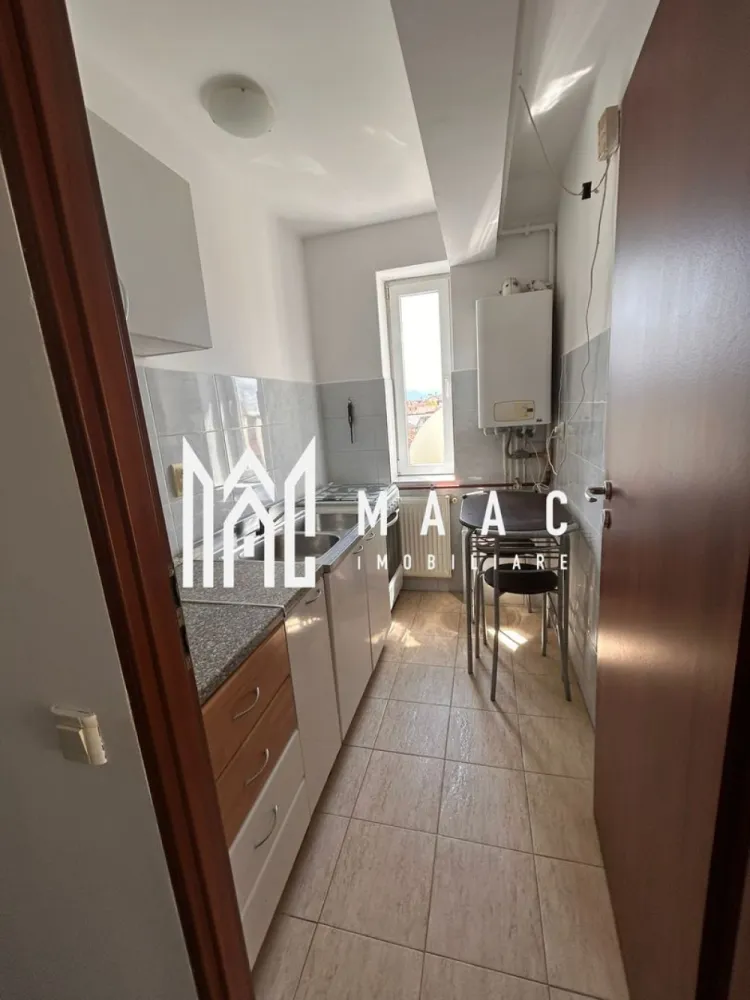 Garsonieră | 28 MPU | Balcon | Turnișor - MAAC Imobiliare vă propune spre vânzare o garsonieră cochetă și eficient compartimentată, situată în cartierul Turnișor din Sibiu, una dintre zonele apreciate pentru liniște, accesibilitate și conexiunile rapide către principalele puncte de interes ale orașului. Proprietatea reprezintă o alegere excelentă atât pentru locuință personală, cât și pentru investiție, datorită poziționării strategice și posibilității de închiriere rapidă.

Garsoniera are o suprafață utilă de 28 mp și beneficiază de un balcon de 4 mp, oferind un spațiu confortabil și bine organizat. Locuința este amplasată la etajul 4 al unui imobil bine întreținut, cu lumină naturală generoasă și o atmosferă plăcută pe tot parcursul zilei.

Suprafață utilă de 28 mp
Balcon de 4 mp
Etaj 4
Compartimentare practică
Imobil bine întreținut

Zona Turnișor este recunoscută pentru accesul facil către centrul orașului, aeroport și zona industrială vest, dar și pentru conexiunea rapidă cu autostrada. În imediata apropiere se află magazine, farmacii, stații de transport în comun și diverse spații comerciale, oferind toate facilitățile necesare unui stil de viață confortabil.

Acces rapid către centrul orașului
Conexiune facilă spre aeroport și zona industrială vest
Acces direct către autostradă
Magazine și farmacii în apropiere
Stații de transport în comun la distanță mică

Datorită poziționării și compartimentării eficiente, această garsonieră este ideală pentru persoane singure, tineri sau investitori care caută o proprietate într-o zonă bine conectată din Sibiu.

Pentru mai multe detalii și programarea unei vizionări, vă rugăm să precizați telefonic că ați văzut anunțul cu CP3073196.