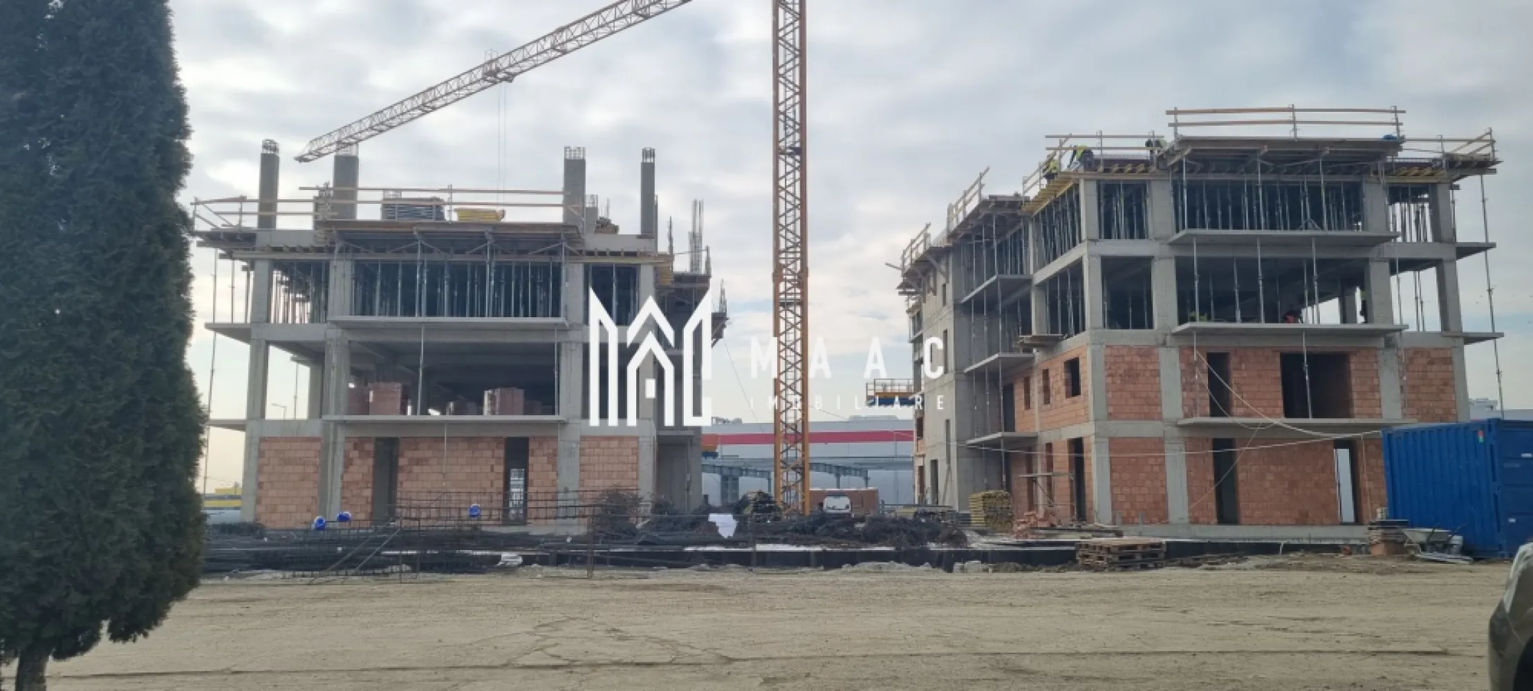 Apartament rezidențial I 2 camere I Parcare I Selgros - MAAC Imobiliare vă propune pentru achiziționare un apartament cu 2 camere situat într-un bloc de locuit în stadiul de dezvoltare, situat în cartierul Veterani, în proximitatea magazinului Selgros, ieșirea de Nord a orașului Sibiu.

Apartamentul cu suprafața utilă de 54.07 mp, este format din:
Living cu bucătărie open- space în suprafața de 27.02 mp cu acces la balconul de 6.87 mpu,
Dormitor de 15 mpu cu acces la balcon de 4.89 mpu,
baie dotată cu geam de aerisire si cadă cu suprafața de 4.95 mpu,
spații pentru depozitare în cadrul holurilor de acces.

Complexul rezidențial este în construcție, se predă la sfârșitul anului 2025 la stadiul de:
-ALB: instalația de curent, instalația sanitară, loc destinat pentru aparat de aer condiționat, pereți finisați cu glet, ușa principală metalică marca Porta Doors, centrală termică în condensare și instalația de încălzire în pardoseală, geamuri tripan cu tâmplărie PVC Salamander culoare gri antracit, cele 2 balcoane cu balustradă de sticlă și finisaje cu granit.

-CHEIE: plus 200 euro/ mp, include vopsea lavabilă, uși interioare, obiecte sanitare, gresie, faianță, parchet, aparataje electronice etc.

Fiecare unitate beneficiază de un loc de parcare suprateran.

Construcția cu regim de înalțime P+ 3 etaje + 4 retras va beneficia de lift, interfon cu video, panouri solare care vor alimenta iluminatul public.
Construcția cu fundație de beton, zidărie cărămidă Porotherm, izolație polistiren și vată bazaltică, boxe la subsol( achiziționate separat), parcare subterană ( posibilitate de achiziționare locuri de parcare adiționale la prețul de 10000 euro/ buc.),
Parterul va avea destinație comercială, în proximitatea construcțiilor vor fi amenajate alei, spații verzi și locuri de joacă.

Modalitate de plată:
-Avans 25% la antecontract, 25% la roșu, 50% la predare.
-Achitarea integrală a apartamentului include 1 loc de parcare subteran la pret 50%.

Aceast apartament combină spațiul generos cu o compartimentare eficientă și finisaje de calitate superioară, fiind locația perfectă pentru a vă crea amintiri de neuitat. Contactați-ne pentru a programa o vizionare și pentru a discuta detaliile acestei oferte imobiliare excepționale.

Pentru mai multe informații specificați că ați văzut anunțul cu ID: CP2371421