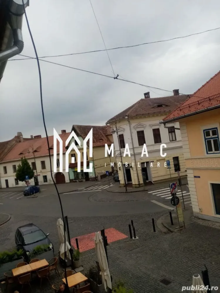 Apartament 1 camera | Etajul 1 | Ultracentrala - MAAC Imobiliare vă propune spre închiriere, pe termen lung, un apartament cu o camera, situat in zona Ultracentrala, aproape de principalele puncte de interes cultural și turistic.

Locuința are o suprafață utilă de 27 mp, fiind recent renovată și amenajată pentru a oferi confort și funcționalitate. Proprietatea se închiriază complet mobilată și utilată, fiind pregătită pentru mutare imediată.

Apartamentul cu o camera, se află la etajul 1 al unei case P+1 și beneficiază de acces într-o curte comună liniștită, ideală pentru persoane care apreciază intimitatea.

Compartimentare:
-cameră
-bucătărie
-baie

Poziționarea este excelentă, cu acces rapid către cele mai cunoscute atracții ale centrului istoric, precum:
-Pasajul Scărilor
-Podul Minciunilor
-Turnul Sfatului

Proprietatea este ideală pentru rezidență pe termen lung in centrul istoric.

Pentru mai multe detalii, vă rugăm să menționați telefonic că ați văzut anunțul cu CP3072387