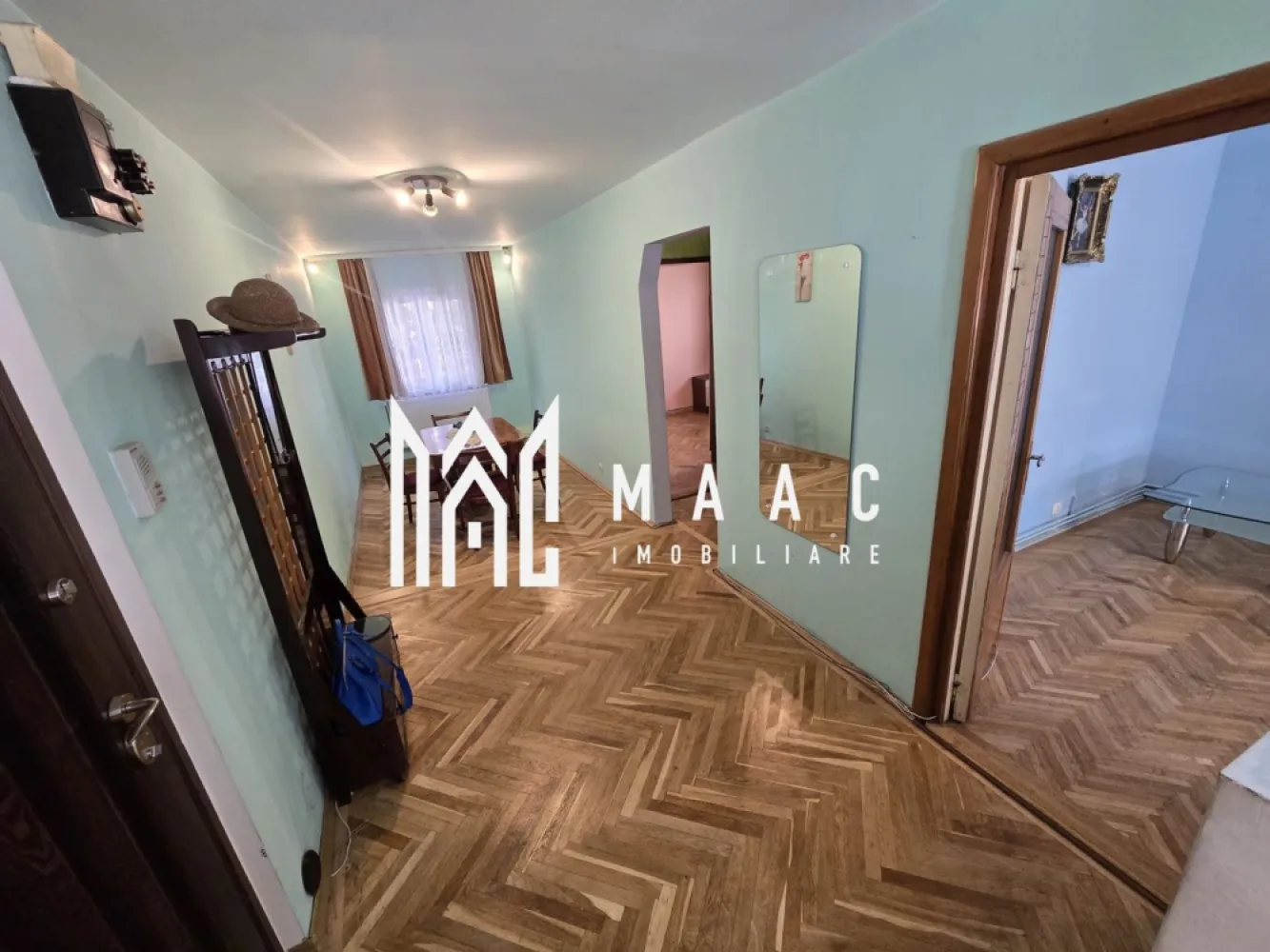Apartament 3 camere | Decomandat | Balcon | Rahovei - MAAC Imobiliare vă propune spre vânzare un apartament cu 3 camere decomandate, situat la parterul unui imobil bine întreținut din zona Rahovei, chiar vis-a-vis de piață – una dintre cele mai apreciate zone ale orașului, datorită accesului facil către centre comerciale, școli, mijloace de transport și numeroase puncte de interes.

Cu o suprafață utilă de 60 mp, proprietatea se remarcă prin compartimentarea eficientă și luminozitatea naturală, oferind confort și funcționalitate atât pentru locuit, cât și pentru investiție. Apartamentul beneficiază de balcon și pivniță, ideale pentru spații suplimentare de depozitare.

Compartimentare:

living cu bucătărie open-space;
2 dormitoare;
baie;
balcon.

Pentru mai multe detalii sau programarea unei vizionări, vă rugăm să specificați ID: CP3073241.