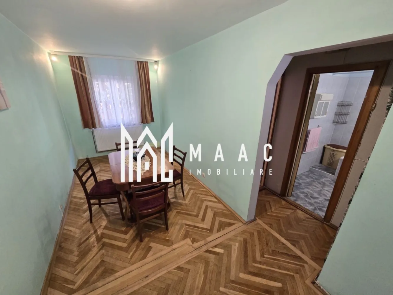 Apartament 3 camere | Decomandat | Balcon | Rahovei - MAAC Imobiliare vă propune spre vânzare un apartament cu 3 camere decomandate, situat la parterul unui imobil bine întreținut din zona Rahovei, chiar vis-a-vis de piață – una dintre cele mai apreciate zone ale orașului, datorită accesului facil către centre comerciale, școli, mijloace de transport și numeroase puncte de interes.

Cu o suprafață utilă de 60 mp, proprietatea se remarcă prin compartimentarea eficientă și luminozitatea naturală, oferind confort și funcționalitate atât pentru locuit, cât și pentru investiție. Apartamentul beneficiază de balcon și pivniță, ideale pentru spații suplimentare de depozitare.

Compartimentare:

living cu bucătărie open-space;
2 dormitoare;
baie;
balcon.

Pentru mai multe detalii sau programarea unei vizionări, vă rugăm să specificați ID: CP3073241.