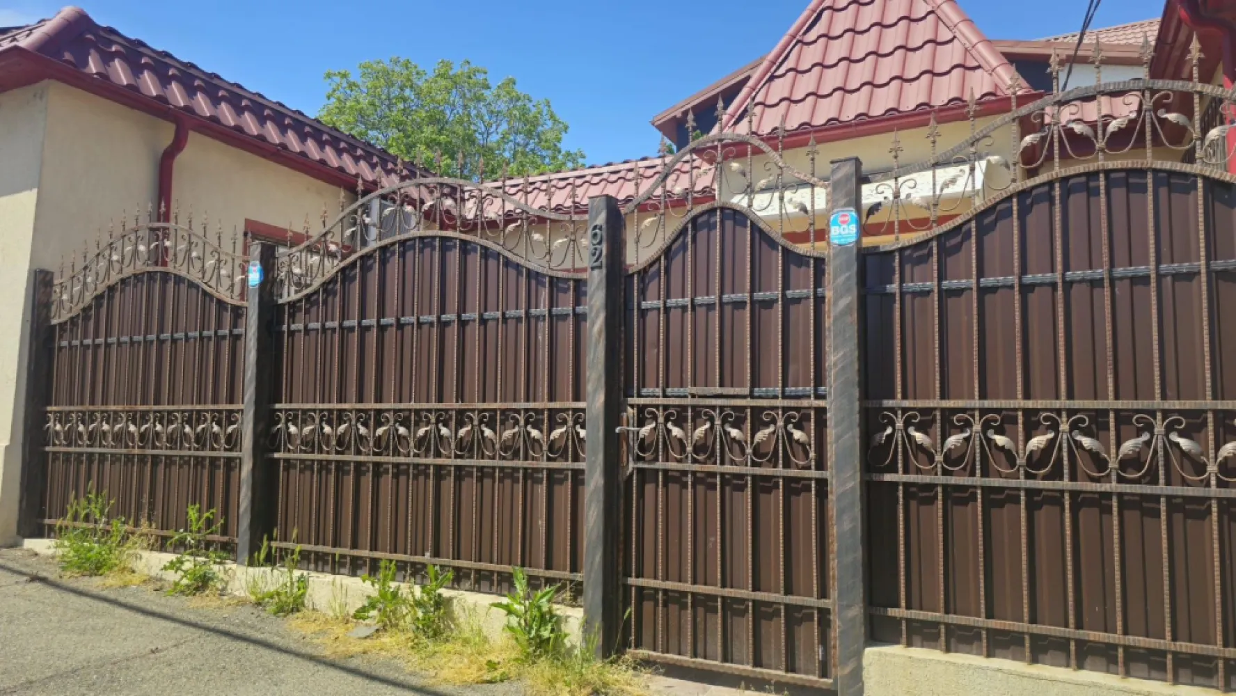 De vanzare casă individuală 3 camere Str. Vultur, 105.000 euro - Vă prezentăm o excelentă oportunitate de achiziție: casă individuală situată într-o zonă centrală și liniștită, în apropiere de Facultatea de Mecanică, ideală atât pentru locuit, cât și pentru investiție.
Construită în anii ’90 din cărămidă și renovată în 2018, proprietatea îmbină confortul modern cu o compartimentare practică și funcțională.
Suprafețe:
- Teren: 145 mp
- Suprafață construită: 120 mp
- suprafață utilă: 111 mp.
Compartimentare:
- 3 camere spațioase și luminoase
- Bucătărie separată, complet utilată
- Hol generos
- 2 băi
- Garaj subteran inclus
 Dotări și beneficii:
✔ Centrală termică
✔ Aer condiționat
✔ Tâmplărie PVC cu geam termopan
✔ Gresie și faianță de calitate
✔ Acoperiș din tablă Lindab – rezistent și durabil
✔ Curte proprie, ideală pentru relaxare
✔ Proprietatea se vinde parțial mobilată
Casa necesită doar mici renovări/recondiționări și poate deveni rapid un cămin confortabil pentru o familie sau o investiție sigură pe termen lung.
 Localizare excelentă – acces rapid către centrul orașului, școli, magazine și mijloace de transport.
 Preț: 105.000 EUR .
Comision tranzacționare: 1,5% din prețul de vânzare
 Pentru detalii și vizionări:
Marilena 0741.030.291
Disponibilă în exclusivitate la Mag Invest .