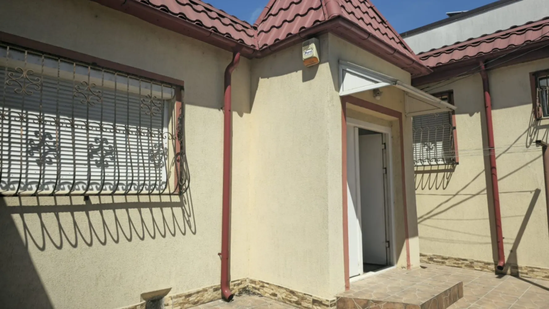 De vanzare casă individuală 3 camere Str. Vultur, 105.000 euro - Vă prezentăm o excelentă oportunitate de achiziție: casă individuală situată într-o zonă centrală și liniștită, în apropiere de Facultatea de Mecanică, ideală atât pentru locuit, cât și pentru investiție.
Construită în anii ’90 din cărămidă și renovată în 2018, proprietatea îmbină confortul modern cu o compartimentare practică și funcțională.
Suprafețe:
- Teren: 145 mp
- Suprafață construită: 120 mp
- suprafață utilă: 111 mp.
Compartimentare:
- 3 camere spațioase și luminoase
- Bucătărie separată, complet utilată
- Hol generos
- 2 băi
- Garaj subteran inclus
 Dotări și beneficii:
✔ Centrală termică
✔ Aer condiționat
✔ Tâmplărie PVC cu geam termopan
✔ Gresie și faianță de calitate
✔ Acoperiș din tablă Lindab – rezistent și durabil
✔ Curte proprie, ideală pentru relaxare
✔ Proprietatea se vinde parțial mobilată
Casa necesită doar mici renovări/recondiționări și poate deveni rapid un cămin confortabil pentru o familie sau o investiție sigură pe termen lung.
 Localizare excelentă – acces rapid către centrul orașului, școli, magazine și mijloace de transport.
 Preț: 105.000 EUR .
Comision tranzacționare: 1,5% din prețul de vânzare
 Pentru detalii și vizionări:
Marilena 0741.030.291
Disponibilă în exclusivitate la Mag Invest .