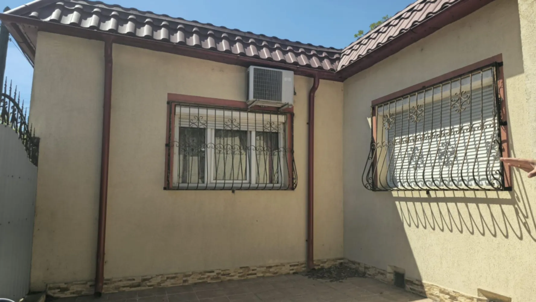 De vanzare casă individuală 3 camere Str. Vultur, 105.000 euro - Vă prezentăm o excelentă oportunitate de achiziție: casă individuală situată într-o zonă centrală și liniștită, în apropiere de Facultatea de Mecanică, ideală atât pentru locuit, cât și pentru investiție.
Construită în anii ’90 din cărămidă și renovată în 2018, proprietatea îmbină confortul modern cu o compartimentare practică și funcțională.
Suprafețe:
- Teren: 145 mp
- Suprafață construită: 120 mp
- suprafață utilă: 111 mp.
Compartimentare:
- 3 camere spațioase și luminoase
- Bucătărie separată, complet utilată
- Hol generos
- 2 băi
- Garaj subteran inclus
 Dotări și beneficii:
✔ Centrală termică
✔ Aer condiționat
✔ Tâmplărie PVC cu geam termopan
✔ Gresie și faianță de calitate
✔ Acoperiș din tablă Lindab – rezistent și durabil
✔ Curte proprie, ideală pentru relaxare
✔ Proprietatea se vinde parțial mobilată
Casa necesită doar mici renovări/recondiționări și poate deveni rapid un cămin confortabil pentru o familie sau o investiție sigură pe termen lung.
 Localizare excelentă – acces rapid către centrul orașului, școli, magazine și mijloace de transport.
 Preț: 105.000 EUR .
Comision tranzacționare: 1,5% din prețul de vânzare
 Pentru detalii și vizionări:
Marilena 0741.030.291
Disponibilă în exclusivitate la Mag Invest .