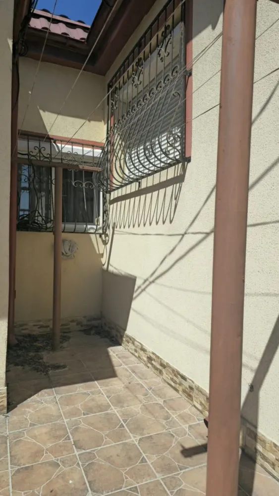 De vanzare casă individuală 3 camere Str. Vultur, 105.000 euro - Vă prezentăm o excelentă oportunitate de achiziție: casă individuală situată într-o zonă centrală și liniștită, în apropiere de Facultatea de Mecanică, ideală atât pentru locuit, cât și pentru investiție.
Construită în anii ’90 din cărămidă și renovată în 2018, proprietatea îmbină confortul modern cu o compartimentare practică și funcțională.
Suprafețe:
- Teren: 145 mp
- Suprafață construită: 120 mp
- suprafață utilă: 111 mp.
Compartimentare:
- 3 camere spațioase și luminoase
- Bucătărie separată, complet utilată
- Hol generos
- 2 băi
- Garaj subteran inclus
 Dotări și beneficii:
✔ Centrală termică
✔ Aer condiționat
✔ Tâmplărie PVC cu geam termopan
✔ Gresie și faianță de calitate
✔ Acoperiș din tablă Lindab – rezistent și durabil
✔ Curte proprie, ideală pentru relaxare
✔ Proprietatea se vinde parțial mobilată
Casa necesită doar mici renovări/recondiționări și poate deveni rapid un cămin confortabil pentru o familie sau o investiție sigură pe termen lung.
 Localizare excelentă – acces rapid către centrul orașului, școli, magazine și mijloace de transport.
 Preț: 105.000 EUR .
Comision tranzacționare: 1,5% din prețul de vânzare
 Pentru detalii și vizionări:
Marilena 0741.030.291
Disponibilă în exclusivitate la Mag Invest .