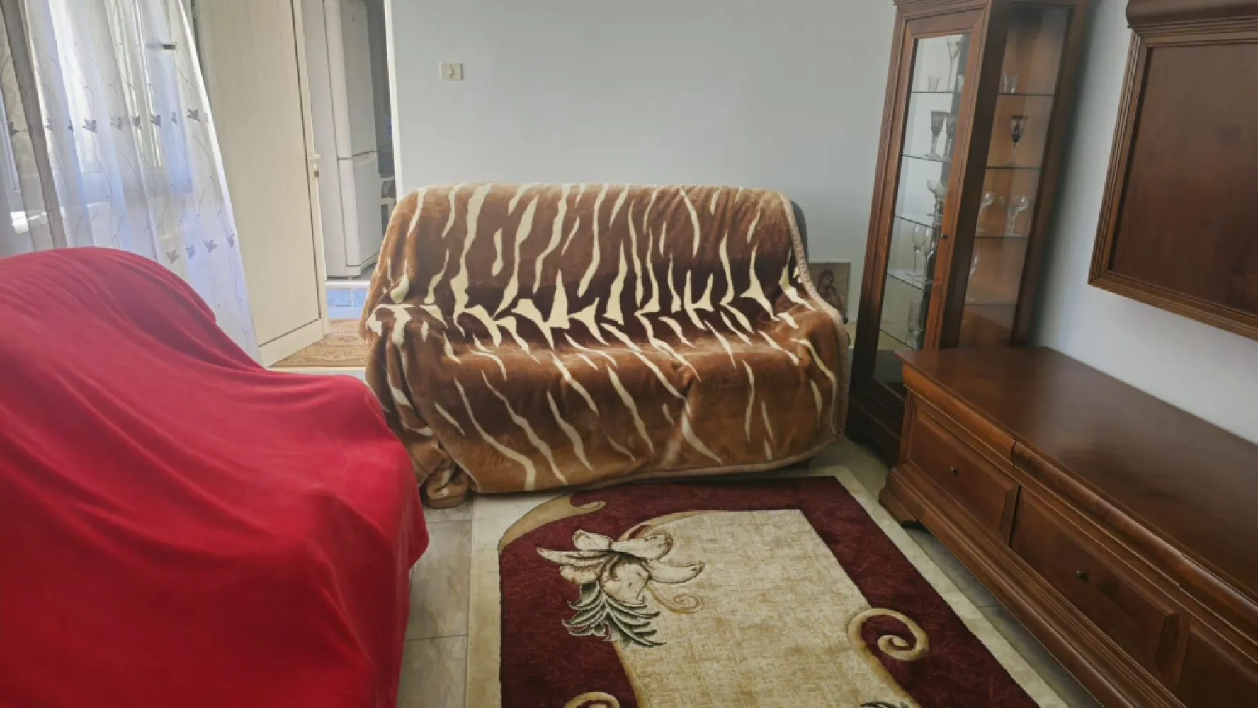 De vanzare casă individuală 3 camere Str. Vultur, 105.000 euro - Vă prezentăm o excelentă oportunitate de achiziție: casă individuală situată într-o zonă centrală și liniștită, în apropiere de Facultatea de Mecanică, ideală atât pentru locuit, cât și pentru investiție.
Construită în anii ’90 din cărămidă și renovată în 2018, proprietatea îmbină confortul modern cu o compartimentare practică și funcțională.
Suprafețe:
- Teren: 145 mp
- Suprafață construită: 120 mp
- suprafață utilă: 111 mp.
Compartimentare:
- 3 camere spațioase și luminoase
- Bucătărie separată, complet utilată
- Hol generos
- 2 băi
- Garaj subteran inclus
 Dotări și beneficii:
✔ Centrală termică
✔ Aer condiționat
✔ Tâmplărie PVC cu geam termopan
✔ Gresie și faianță de calitate
✔ Acoperiș din tablă Lindab – rezistent și durabil
✔ Curte proprie, ideală pentru relaxare
✔ Proprietatea se vinde parțial mobilată
Casa necesită doar mici renovări/recondiționări și poate deveni rapid un cămin confortabil pentru o familie sau o investiție sigură pe termen lung.
 Localizare excelentă – acces rapid către centrul orașului, școli, magazine și mijloace de transport.
 Preț: 105.000 EUR .
Comision tranzacționare: 1,5% din prețul de vânzare
 Pentru detalii și vizionări:
Marilena 0741.030.291
Disponibilă în exclusivitate la Mag Invest .