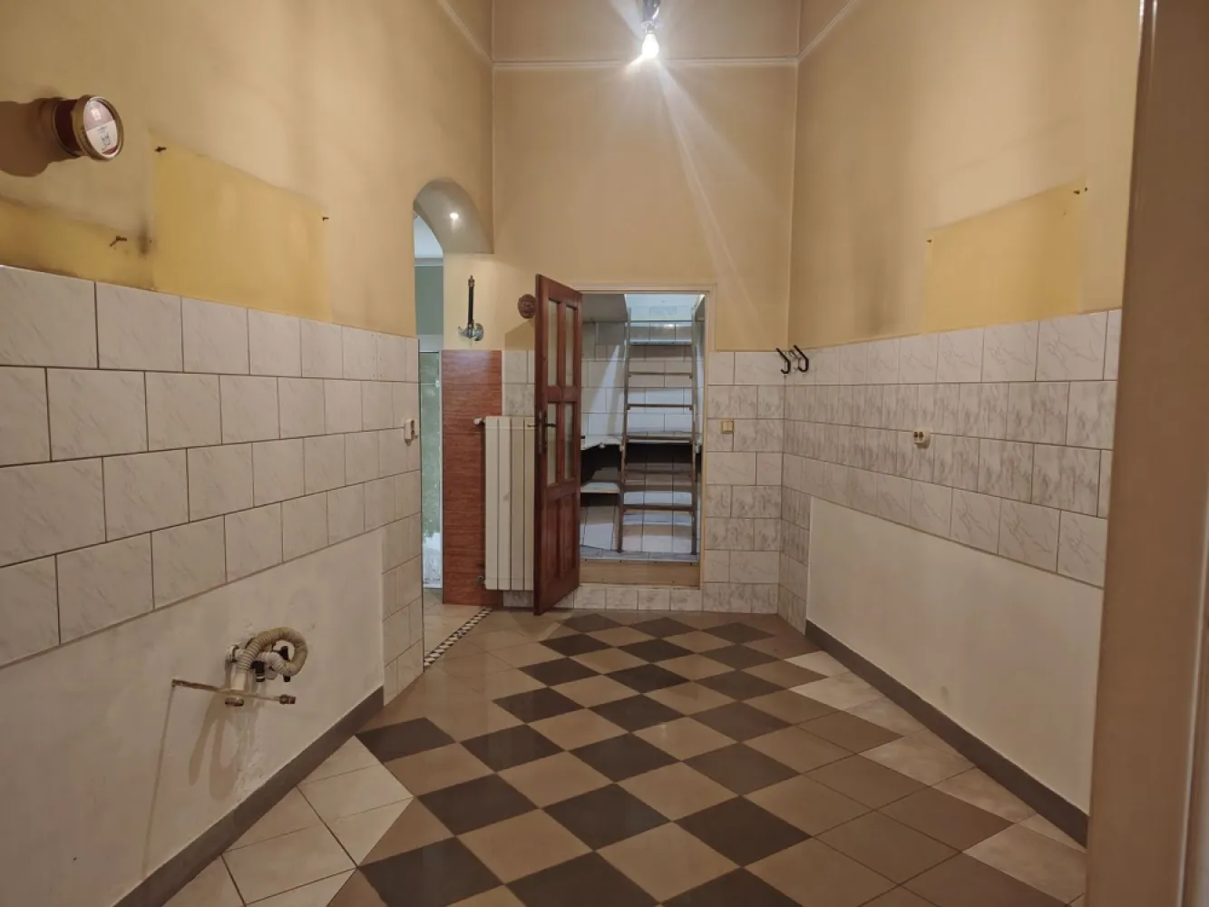 Apartament la casă cu front stradal, str. M. Eminescu. 119 900 E. - De vânzare: apartament la casă, 3 camere, cu front stradal, situat în zona ultracentrală a orașului, pe strada Mihai Eminescu, într-o curte comună cu încă doi proprietari. 119 900 E .Comision 0.

 Proprietatea reprezintă o oportunitate excelentă atât pentru locuință, cât și pentru investiție, datorită poziționării centrale și potențialului de amenajare.
Imobilul este construit din cărămidă și oferă posibilitatea de mansardare. În plus, dispune de 3 boxe la subsol, cu o suprafață totală de aproximativ 45 mp, ideale pentru depozitare sau amenajare suplimentară.

Suprafețe:
• Cotă parte teren: 130 mp
• Suprafață construită: 83 mp
• Suprafață utilă: 61 mp

Compartimentare:
• Hol de acces
• Bucătărie
• 3 camere
• Debara
• Baie

Locuința beneficiază de front stradal și se află într-o zonă cu acces rapid către toate punctele de interes ale orașului: restaurante, școli, instituții, magazine și mijloace de transport.
Fațada casei necesită renovare, oferind viitorului proprietar posibilitatea de a personaliza aspectul exterior după propriul gust.

Pentru mai multe informatii sau pentru vizionare, 0751 777 844 Madian Bosca