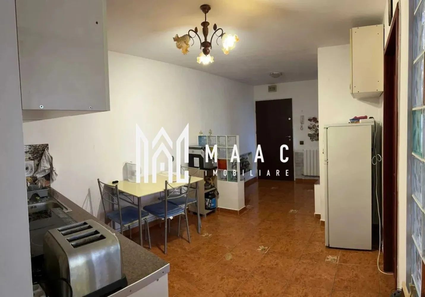 Apartament 3 camere | Parter inalt | 64 mpu | 2 Balcoane | - MAAC Imobiliare vă propune spre vânzare un apartament cu 3 camere, decomandat, situat într-o zonă liniștită din Sibiu, zona Supeco - Ciresica.

Caracteristici generale:

Tip apartament: Decomandat;
Suprafață utilă: 64 mp;
Etaj: parter inalt cu parcare subtrana. 

Compartimentare și dotări:

Hol generos la intrare, ce permite spațiu de depozitare eficient;
2 dormitoare spațioase și luminoase, fiecare cu balcon propriu – perfecte pentru relaxare la cafeaua de dimineață .
Al treilea dormitor – ideal ca birou de acasă, cameră pentru copil sau dressing,
Bucătărie separată;
Baie cu fereastră și cadă – lumină naturală și aerisire optimă.

Încălzire și apă caldă asigurate prin centrală de bloc (costuri reduse și eficiență energetică)
La subsol avem parcare subterana, iar curtea este securizată cu barieră.
Apartamentul se află într-un bloc bine întreținut, cu vecini liniștiți
Zona Supeco – Cireșica este cunoscută pentru accesul rapid către centrul orașului, infrastructura bine dezvoltată și proximitatea față de magazine, școli, grădinițe, farmacii și mijloace de transport.

Pentru mai multe detalii precizati telefonic ca ati vazut anuntul cu ID: CP2581515