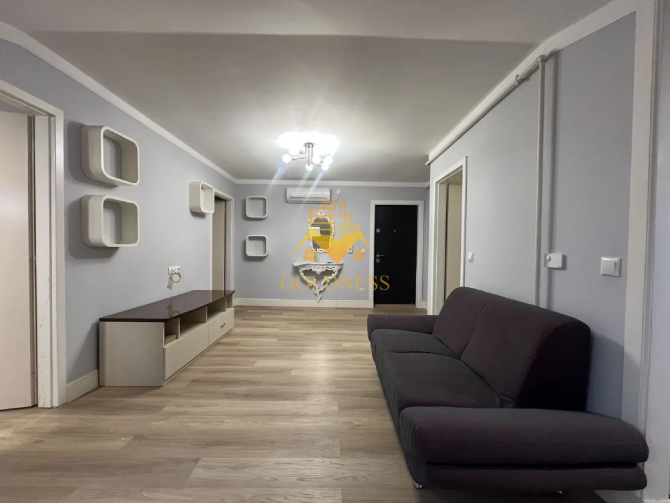 3 camere open-space, Zona FSEGA, Iulius Mall, Cartier Gheorgheni - GOLDNESS Imobiliare vă propune spre închiriere un apartament cu 3 camere open-space complet mobilat și utilat, la etajul 4 într-un imobil de 4 etaje, în Cartierul Gheorgheni, la 2-3 minute de mers pe jos pana la FSEGA, e str. Vaida Voevod.

Se află în apropierea stațiilor de transport în comun, magazine, restaurante, spații verzi, farmacii, etc. 

Apartamentul este compartimentat astfel:
 - 2 dormitoare cu paturi matrimoniale, dressing, noptiere
 - living cu bucatarie open-space complet utilată și mobilată, canapea, loc de servit masa 
 - baie cu cabina de dus, calorifer port prosop și dulap pentru depozitare.

Imobilul este dotat cu toate cele necesare- centrală proprie, frigider, plita, cuptor, hotă, mașină de spălat haine cu uscator, aer conditionat, etc. 

Dacă sunteți interesați de acest apartament și doriți să îl vizionați, dar și pentru alte oferte nu ezitați să ne contactați telefonic sau prin e-mail. Vă stăm la dispoziție!
Pentru intermediere se percepe un comision de 50% din prețul chiriei!