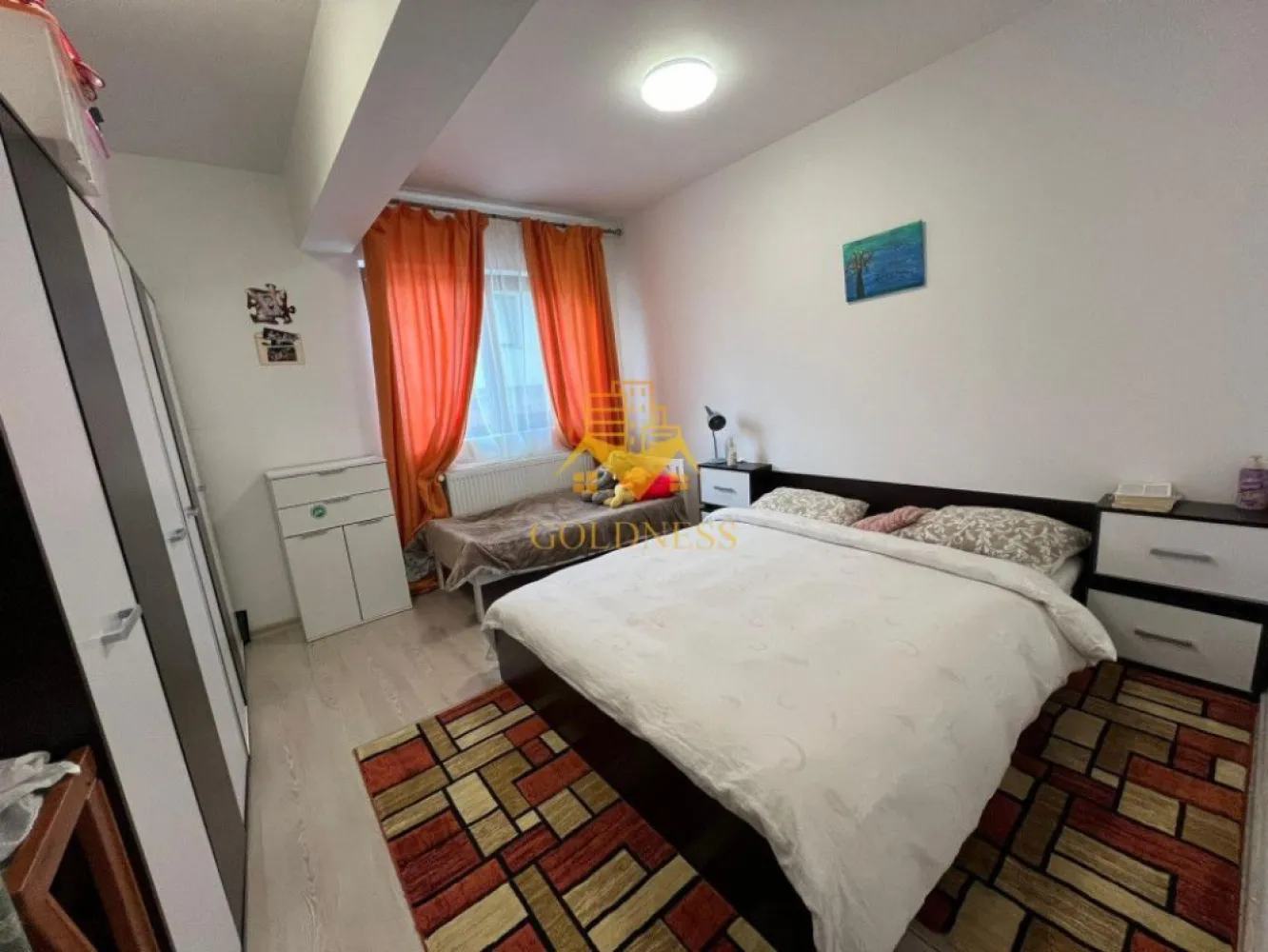 3 camere open-space, Parcare, Cartier Manastur, Zona Campului - GOLDNESS Imobiliare vă propune spre închiriere un apartament cu 3 camere open-space,complet mobilat și utilat, la etajul parter într-un imobil de 2 etaje, în cartierul Manastur, str. Aleea Porumbelelor. 
Dispune de loc de parcare exterioara in curte privata!
Apartamentul este compartimentat astfel:
 - 2 dormitoare IDENTICE cu paturi matrimoniale, dressing, noptiere 
 - living cu bucatarie open-space complet utilată, canapea extensibilă, loc de servit masa 
 - baie cu cabina de dus, calorifer port prosop inox și dulap pentru depozitare.
- terasa de 7 mp

Imobilul este dotat cu toate cele necesare- centrală proprie, mașină de spălat haine, frigider, aragaz, cuptor electric, hotă, etc. 
Se află în apropierea stațiilor de transport în comun, magazine, restaurante, spații verzi, farmacii, etc. 

Dacă sunteți interesați de acest apartament și doriți să îl vizionați, dar și pentru alte oferte sau detalii nu ezitați să ne contactați telefonic sau prin e-mail. Vă stăm la dispoziție!
Pentru intermediere se percepe un comision de 50% din prețul chiriei!