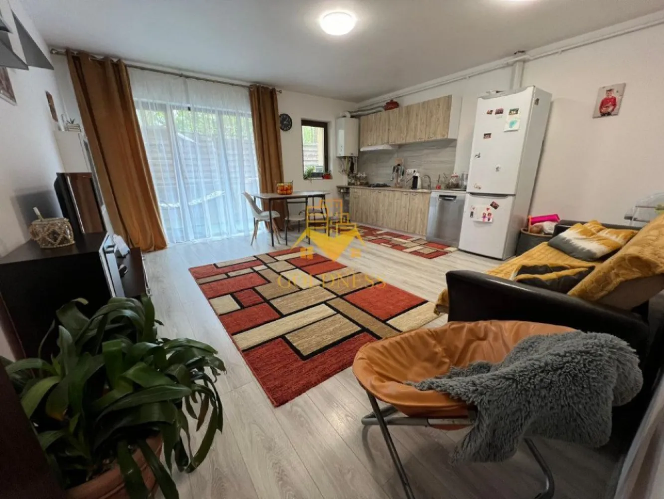 3 camere open-space, Parcare, Cartier Manastur, Zona Campului - GOLDNESS Imobiliare vă propune spre închiriere un apartament cu 3 camere open-space,complet mobilat și utilat, la etajul parter într-un imobil de 2 etaje, în cartierul Manastur, str. Aleea Porumbelelor. 
Dispune de loc de parcare exterioara in curte privata!
Apartamentul este compartimentat astfel:
 - 2 dormitoare IDENTICE cu paturi matrimoniale, dressing, noptiere 
 - living cu bucatarie open-space complet utilată, canapea extensibilă, loc de servit masa 
 - baie cu cabina de dus, calorifer port prosop inox și dulap pentru depozitare.
- terasa de 7 mp

Imobilul este dotat cu toate cele necesare- centrală proprie, mașină de spălat haine, frigider, aragaz, cuptor electric, hotă, etc. 
Se află în apropierea stațiilor de transport în comun, magazine, restaurante, spații verzi, farmacii, etc. 

Dacă sunteți interesați de acest apartament și doriți să îl vizionați, dar și pentru alte oferte sau detalii nu ezitați să ne contactați telefonic sau prin e-mail. Vă stăm la dispoziție!
Pentru intermediere se percepe un comision de 50% din prețul chiriei!