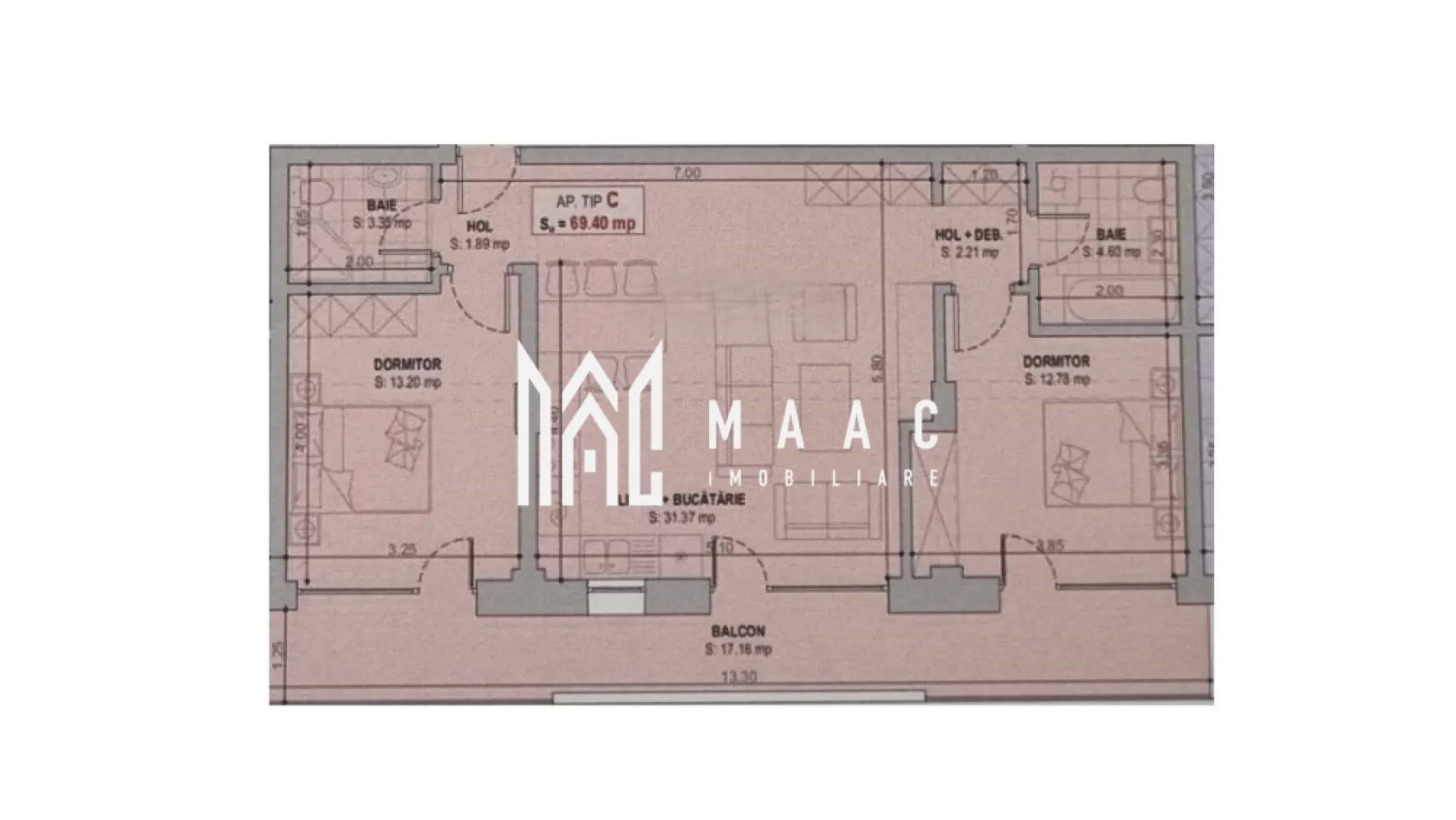 Apartament rezidențial I 3 Camere I Parcare I Selgros - MAAC Imobiliare vă propune pentru achiziționare un apartament cu 3 camere în cadrul unui bloc de locuințe în stadiul de dezvoltare, situat în cartierul Veterani, în proximitatea magazinului Selgros, ieșirea de Nord a orașului Sibiu.

Apartamentul cu suprafața utilă de 69.4 mp, este format din:
Living cu bucătărie open- space în suprafața de 31.4 mp cu acces la balconul de 17.16 mpu,
Dormitor 1 de 13.2 mpu cu acces la balcon, baie în imediata vecinătate cu suprafața de 3.4 mpu,
Dormitor 2 de 12.8 mpu cu acces la balcon, baie nr. 2 (4.6 mpu) accesibilă din holul (2.21 mpu) care ofera acces către dormitor.

Complexul rezidențial este în construcție, se predă la sfârșitul anului 2025 la stadiul de:
-ALB: instalația de curent, instalația sanitară, loc destinat pentru aparat de aer condiționat, pereți finisați cu glet, ușa principală metalică marca Porta Doors, centrală termică în condensare și instalația de încălzire în pardoseală, geamuri tripan cu tâmplărie PVC Salamander culoare gri antracit, cele 2 balcoane cu balustradă de sticlă și finisaje cu granit.

-CHEIE: plus 200 euro/ mp, include vopsea lavabilă, uși interioare, obiecte sanitare, gresie, faianță, parchet, aparataje electronice etc.

Fiecare unitate beneficiază de un loc de parcare suprateran.

Construcția cu regim de înalțime P+ 3 etaje + retras va beneficia de lift, interfon cu video, panouri solare care vor alimenta iluminatul public.
Construcția cu fundație de beton, zidărie cărămidă Porotherm, izolație polistiren și vată bazaltică, boxe la subsol( achiziționate separat), parcare subterană ( posibilitate de achiziționare locuri de parcare adiționale la prețul de 10000 euro/ buc.),
Parterul va avea destinație comercială, în proximitatea construcțiilor vor fi amenajate alei, spații verzi și locuri de joacă.

Modalitate de plată:
-Avans 25% la antecontract, 25% la roșu, 50% la predare.
-Achitarea integrală a apartamentului include 1 loc de parcare subteran la pret 50%.

Aceast apartament combină spațiul generos cu o compartimentare eficientă și finisaje de calitate superioară, fiind locația perfectă pentru a vă crea amintiri de neuitat. Contactați-ne pentru a programa o vizionare și pentru a discuta detaliile acestei oferte imobiliare excepționale.

Pentru mai multe informații specificați că ați văzut anunțul cu ID: CP2367248