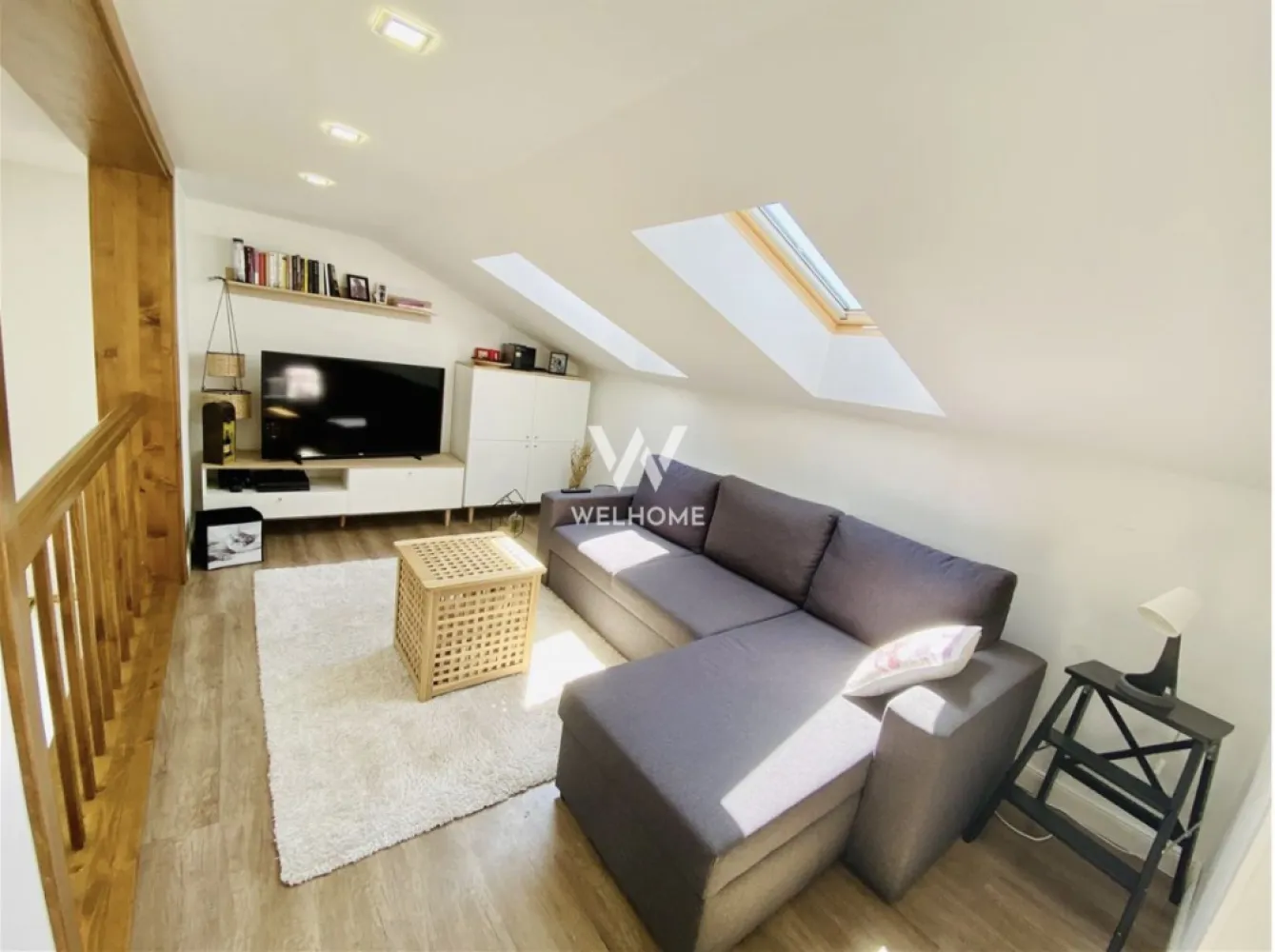 Penthouse modern - 110 mp utili + terasa 40 mp utili - C. Arhitectilor - Descopera un penthouse deosebit, situat in complexul rezidential Amfeld, in zona Calea Cisnadiei – o proprietate care imbina eleganta finisajelor premium cu confortul unui spatiu generos si bine organizat.

Amenajat intr-un stil modern cu accente rustice atent integrate, apartamentul se remarca prin terasa ampla de 40 mp, compartimentarea eficienta si atmosfera calda, perfecta pentru o familie sau pentru cei care isi doresc mai mult spatiu si intimitate.

Detalii principale:
110 mp utili
terasa amenajata de 40 mp
dispus pe doua niveluri
complet mobilat si utilat
loc de parcare inclus
Compartimentare

Primul nivel (aprox. 80 mp):

hol de acces
living spatios cu bucatarie open space
dormitor
dormitor matrimonial cu baie proprie
baie separata
dressing generos de 9 mp

Nivel superior (pod amenajat – aprox. 30 mp):

camera multifunctionala
doua spatii pentru depozitare

Finisaje si dotari
mobilier realizat la comanda
electrocasnice incorporate
incalzire in pardoseala
parchet triplu stratificat din lemn masiv
finisaje premium
numeroase spatii de depozitare

De ce merita vazut?
terasa spectaculoasa, ideala pentru relaxare
spatii mari si luminoase
2 bai
dressing spatios
imobil nou
zona linistita si bine conectata
aproape de Kaufland si alte puncte de interes

Localizare

Proprietatea este amplasata pe strada Ascanio Damian, in zona Calea Cisnadiei, intr-un ansamblu rezidential apreciat pentru accesibilitate si confort.

Accesul catre imobil este integral asfaltat si iluminat public.