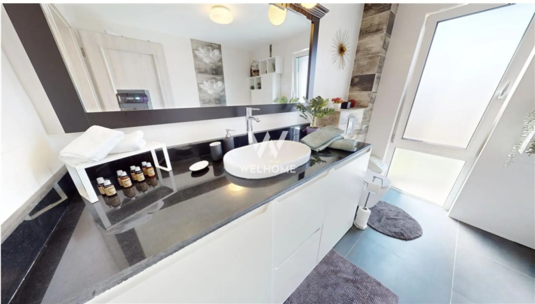 Penthouse modern - 110 mp utili + terasa 40 mp utili - C. Arhitectilor - Descopera un penthouse deosebit, situat in complexul rezidential Amfeld, in zona Calea Cisnadiei – o proprietate care imbina eleganta finisajelor premium cu confortul unui spatiu generos si bine organizat.

Amenajat intr-un stil modern cu accente rustice atent integrate, apartamentul se remarca prin terasa ampla de 40 mp, compartimentarea eficienta si atmosfera calda, perfecta pentru o familie sau pentru cei care isi doresc mai mult spatiu si intimitate.

Detalii principale:
110 mp utili
terasa amenajata de 40 mp
dispus pe doua niveluri
complet mobilat si utilat
loc de parcare inclus
Compartimentare

Primul nivel (aprox. 80 mp):

hol de acces
living spatios cu bucatarie open space
dormitor
dormitor matrimonial cu baie proprie
baie separata
dressing generos de 9 mp

Nivel superior (pod amenajat – aprox. 30 mp):

camera multifunctionala
doua spatii pentru depozitare

Finisaje si dotari
mobilier realizat la comanda
electrocasnice incorporate
incalzire in pardoseala
parchet triplu stratificat din lemn masiv
finisaje premium
numeroase spatii de depozitare

De ce merita vazut?
terasa spectaculoasa, ideala pentru relaxare
spatii mari si luminoase
2 bai
dressing spatios
imobil nou
zona linistita si bine conectata
aproape de Kaufland si alte puncte de interes

Localizare

Proprietatea este amplasata pe strada Ascanio Damian, in zona Calea Cisnadiei, intr-un ansamblu rezidential apreciat pentru accesibilitate si confort.

Accesul catre imobil este integral asfaltat si iluminat public.