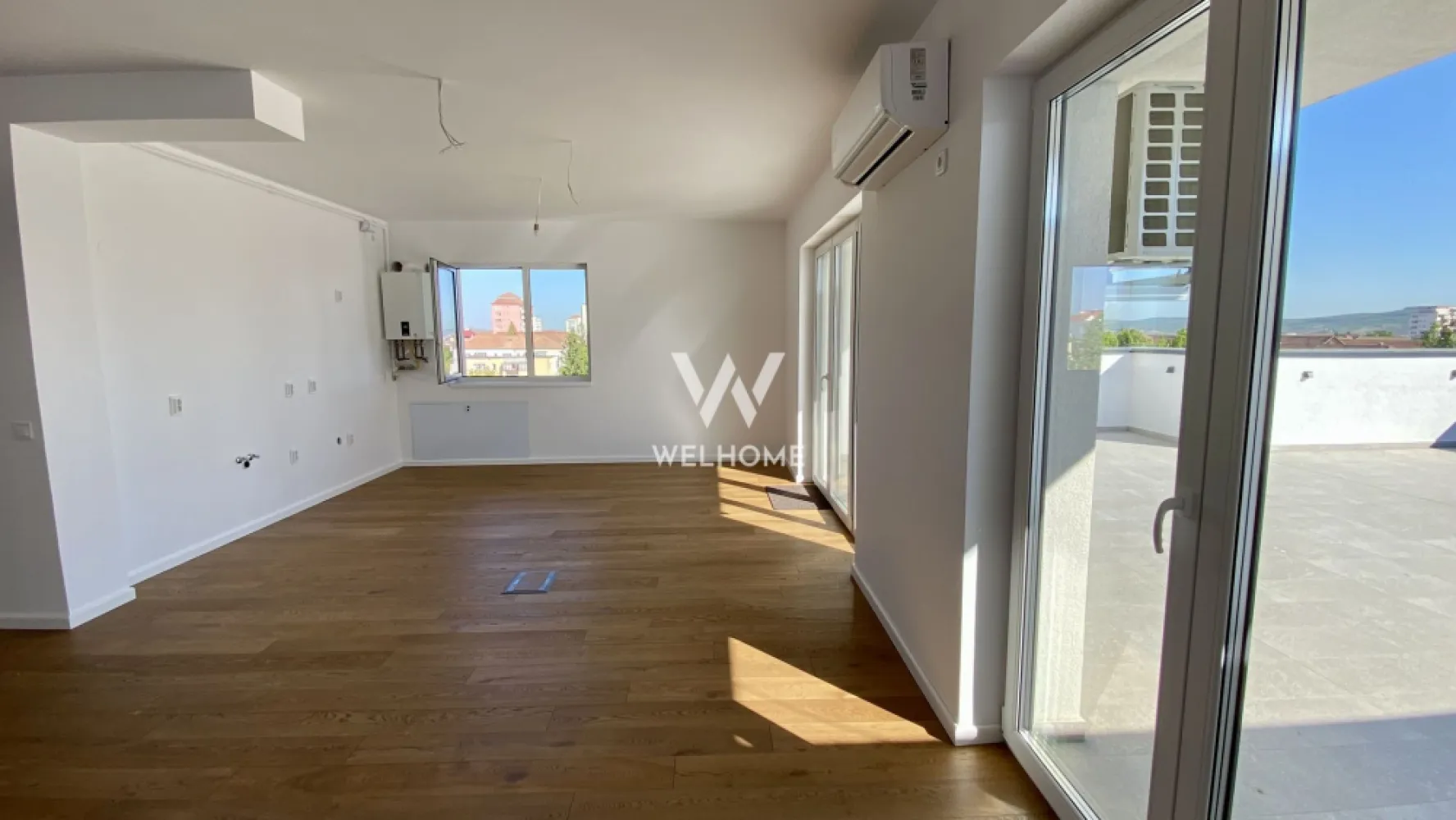 Penthouse deosebit finisat La Cheie, zona Shopping City Sibiu - Apartament de tip Penthouse cu 4 camere, finisat La Cheie, bloc nou cu lift.

- Localizat in zona Kaufland, Shopping City Sibiu, vedere panoramica asupra orasului.

Suprafata utila: 111 mp utili
Terasa: 78mp
Balcon: 10mp

Compartimentare:
3 dormitoare, living cu zona de dining si bucatarie open space, 2 bai, hol, balcon, terasa.

Predare interior LA CHEIE: centrala termica cu incalzire in pardoseala, geamuri termopan, pereti vopsiti cu lavabila, parchet, instalatii electrice, termice, sanitare si contoare, interfon, usa metalica de intrare, gresie, faianta.

2-locuri de parcare incluse (1 la subteran si 1 suprateran).

PRET: 300 000 euro.

Detalii si vizionari: 0745 99 55 37 Mihai.
