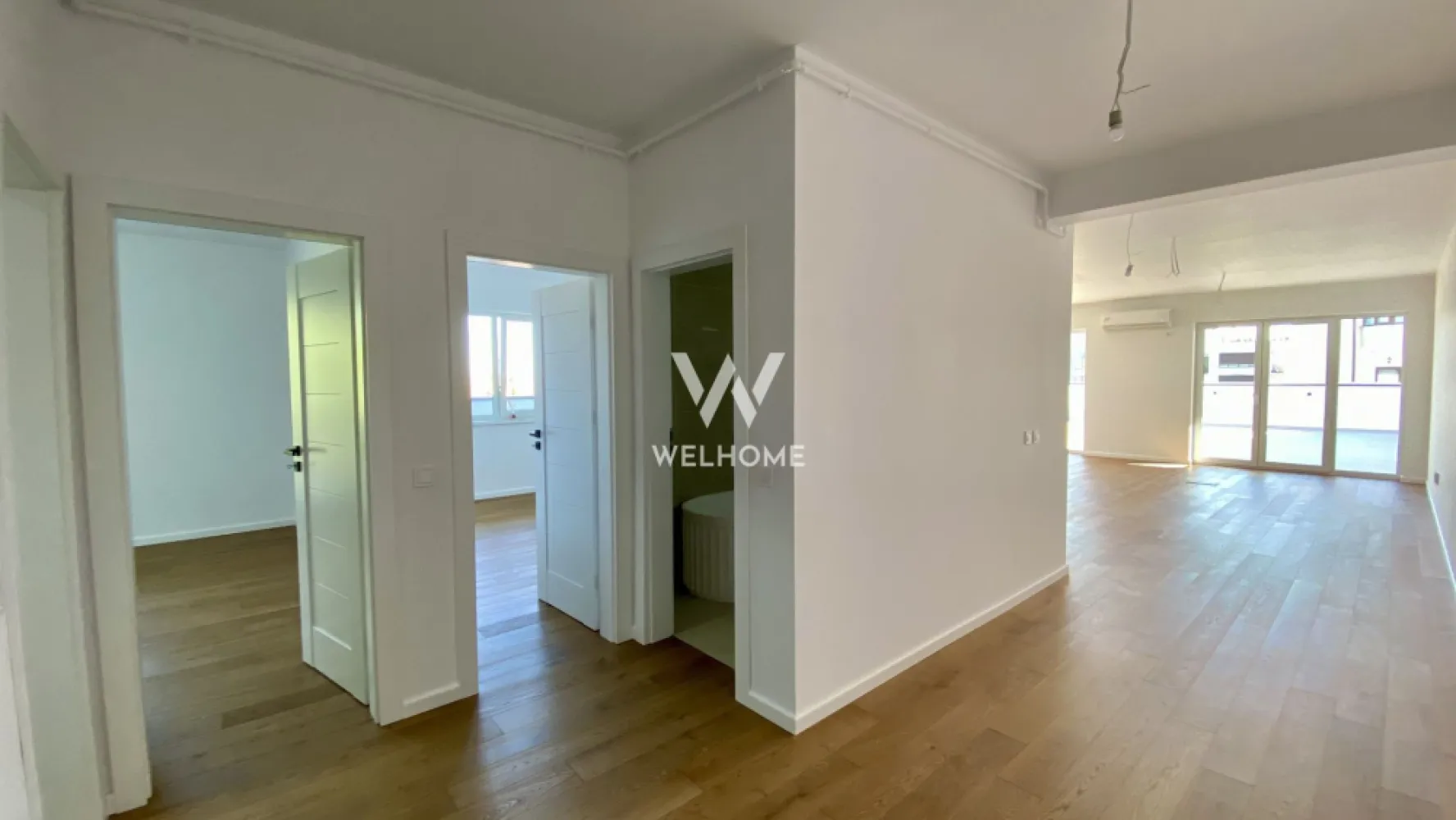 Penthouse deosebit finisat La Cheie, zona Shopping City Sibiu - Apartament de tip Penthouse cu 4 camere, finisat La Cheie, bloc nou cu lift.

- Localizat in zona Kaufland, Shopping City Sibiu, vedere panoramica asupra orasului.

Suprafata utila: 111 mp utili
Terasa: 78mp
Balcon: 10mp

Compartimentare:
3 dormitoare, living cu zona de dining si bucatarie open space, 2 bai, hol, balcon, terasa.

Predare interior LA CHEIE: centrala termica cu incalzire in pardoseala, geamuri termopan, pereti vopsiti cu lavabila, parchet, instalatii electrice, termice, sanitare si contoare, interfon, usa metalica de intrare, gresie, faianta.

2-locuri de parcare incluse (1 la subteran si 1 suprateran).

PRET: 300 000 euro.

Detalii si vizionari: 0745 99 55 37 Mihai.