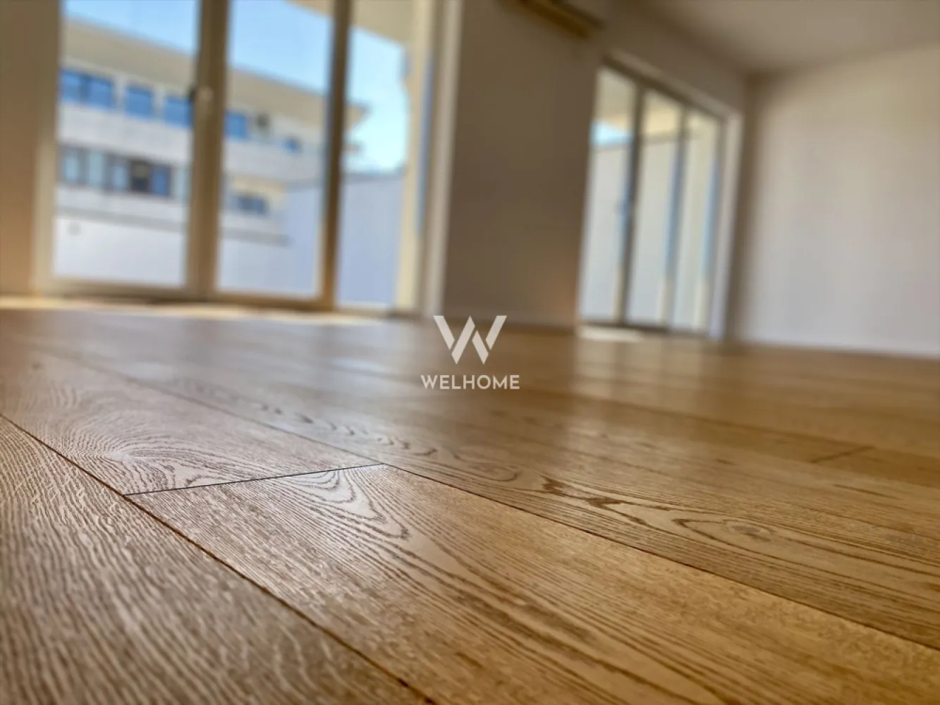 Penthouse deosebit finisat La Cheie, zona Shopping City Sibiu - Apartament de tip Penthouse cu 4 camere, finisat La Cheie, bloc nou cu lift.

- Localizat in zona Kaufland, Shopping City Sibiu, vedere panoramica asupra orasului.

Suprafata utila: 111 mp utili
Terasa: 78mp
Balcon: 10mp

Compartimentare:
3 dormitoare, living cu zona de dining si bucatarie open space, 2 bai, hol, balcon, terasa.

Predare interior LA CHEIE: centrala termica cu incalzire in pardoseala, geamuri termopan, pereti vopsiti cu lavabila, parchet, instalatii electrice, termice, sanitare si contoare, interfon, usa metalica de intrare, gresie, faianta.

2-locuri de parcare incluse (1 la subteran si 1 suprateran).

PRET: 300 000 euro.

Detalii si vizionari: 0745 99 55 37 Mihai.