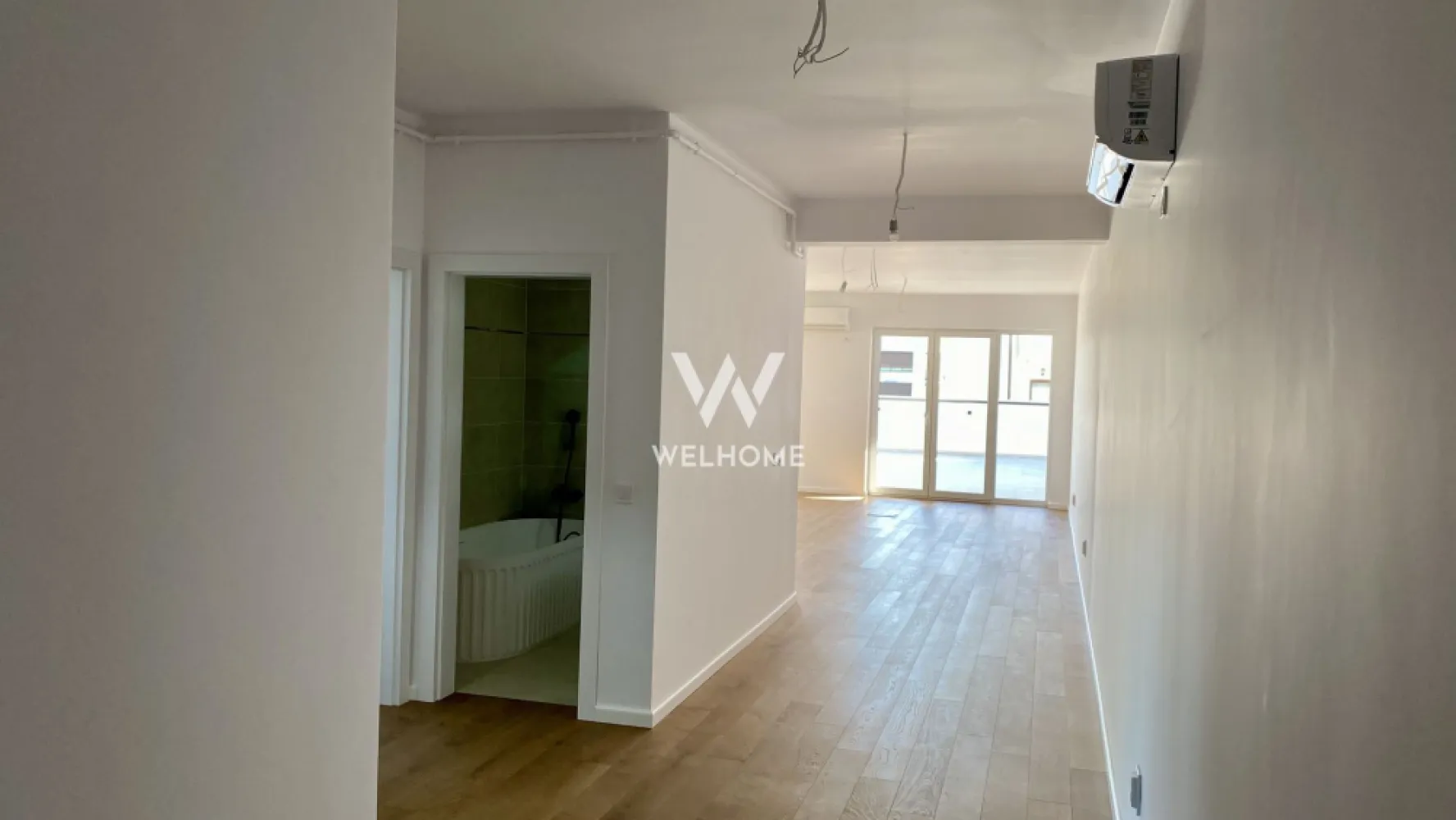 Penthouse deosebit finisat La Cheie, zona Shopping City Sibiu - Apartament de tip Penthouse cu 4 camere, finisat La Cheie, bloc nou cu lift.

- Localizat in zona Kaufland, Shopping City Sibiu, vedere panoramica asupra orasului.

Suprafata utila: 111 mp utili
Terasa: 78mp
Balcon: 10mp

Compartimentare:
3 dormitoare, living cu zona de dining si bucatarie open space, 2 bai, hol, balcon, terasa.

Predare interior LA CHEIE: centrala termica cu incalzire in pardoseala, geamuri termopan, pereti vopsiti cu lavabila, parchet, instalatii electrice, termice, sanitare si contoare, interfon, usa metalica de intrare, gresie, faianta.

2-locuri de parcare incluse (1 la subteran si 1 suprateran).

PRET: 300 000 euro.

Detalii si vizionari: 0745 99 55 37 Mihai.
