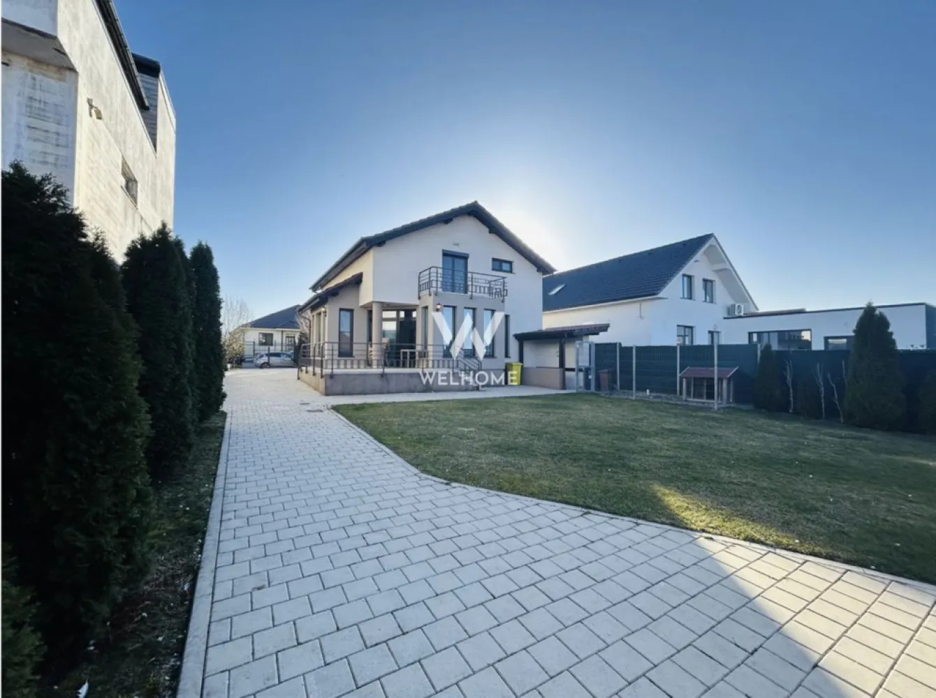 Casa individuala cu pivnita in Sura Mica, zona Salii de sport - Sibiu - Va propunem spre inchiriere o casa frumoasa situata in Sura Mica, zona salii de sport, a scolii.

Casa individuala compusa din:
Pivnita de 12.3 mp.
Parter: birou, baie, camara, living, bucatarie, terasa
Mansarda: Trei dormitoare, 2 bai (dormitor matrimonial cu baie proprie), dressing.
Aer conditionat
Filigorie cu zona de gatit si WC
Garaj pentru 2 masini
Suprafata totala teren - 661 mp
Suprafata curte libera - 463 mp

Se inchiriaza mobilata si utilata ca in poze

Chirie lunara: 1300 euro.
Comision client 50% din valoarea unei chiri lunare.