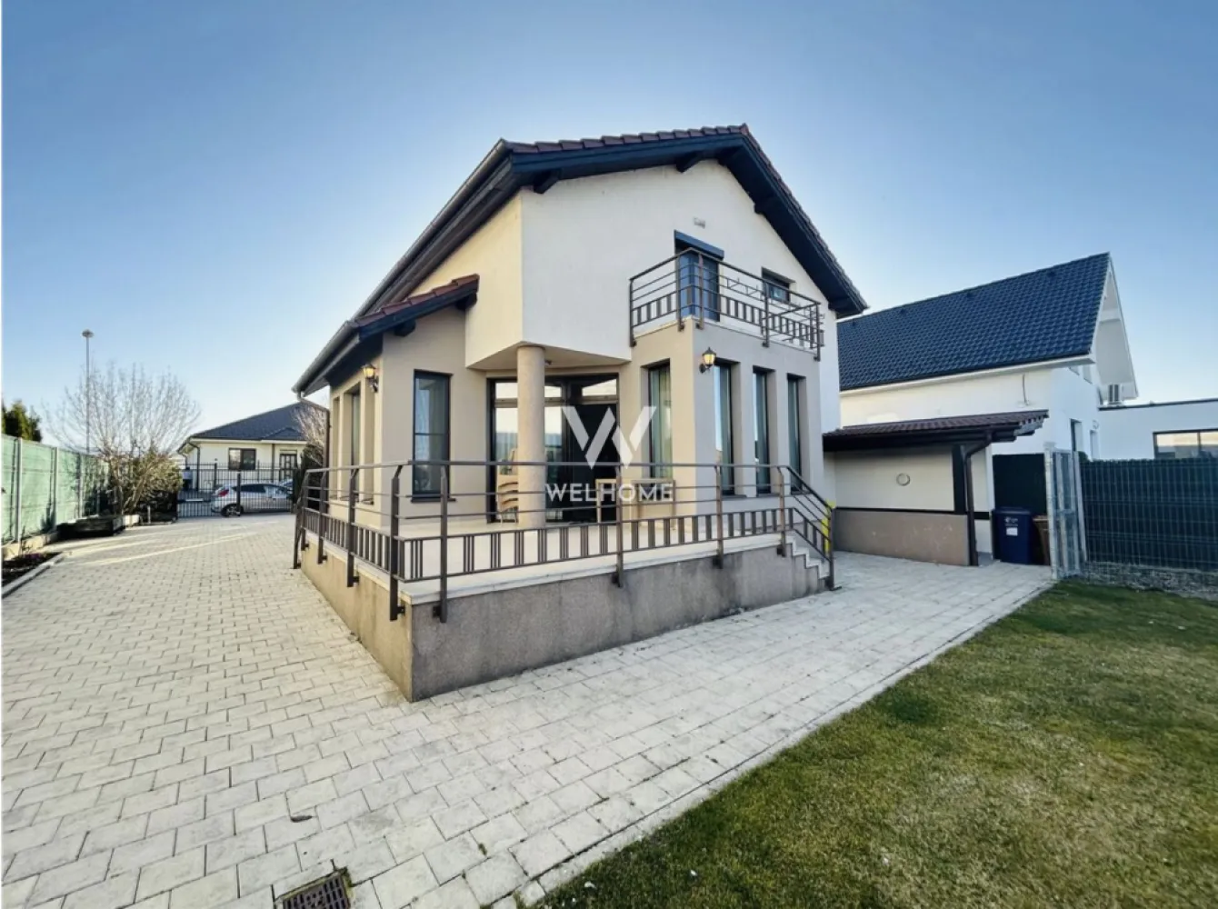 Casa individuala cu pivnita in Sura Mica, zona Salii de sport - Sibiu - Va propunem spre inchiriere o casa frumoasa situata in Sura Mica, zona salii de sport, a scolii.

Casa individuala compusa din:
Pivnita de 12.3 mp.
Parter: birou, baie, camara, living, bucatarie, terasa
Mansarda: Trei dormitoare, 2 bai (dormitor matrimonial cu baie proprie), dressing.
Aer conditionat
Filigorie cu zona de gatit si WC
Garaj pentru 2 masini
Suprafata totala teren - 661 mp
Suprafata curte libera - 463 mp

Se inchiriaza mobilata si utilata ca in poze

Chirie lunara: 1300 euro.
Comision client 50% din valoarea unei chiri lunare.