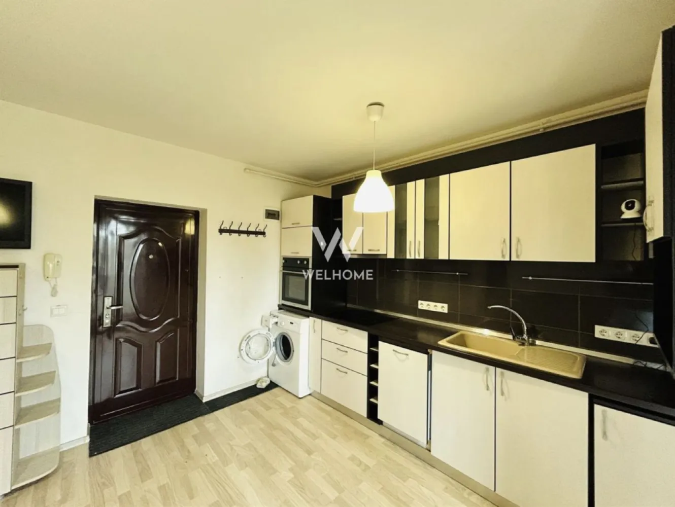 Apartament 2 camere, la cheie, balcon, boxa, loc de parcare - Apartament 2 camere de vânzare în Sibiu – balcon, boxă și parcare inclusă – Gușterița, Panoramic Gardens

Agenția imobiliară New Concept Living vă propune spre vânzare un apartament modern cu 2 camere, situat în ansamblul rezidențial Panoramic Gardens, în zona Gușterița – o locație liniștită, apreciată pentru confort și accesibilitate.

Detalii principale

Apartamentul este amplasat la parter înalt într-un imobil cu regim redus de înălțime (P+3) și dispune de o suprafață utilă de 38 mp, la care se adaugă un balcon de aproximativ 5 mp.

Compartimentare:

hol de acces
living cu bucătărie open space, complet mobilată și utilată
dormitor
baie
balcon cu acces din living
Avantaje
compartimentare eficientă, ideală pentru spații compacte
balcon generos pentru relaxare
boxă pentru depozitare inclusă
loc de parcare chiar în fața imobilului
se vinde complet mobilat și utilat
potrivit atât pentru locuit, cât și pentru investiție
zonă liniștită, ferită de agitația urbană
Stadiu de predare

Locuința se predă „la cheie”, complet mobilată și utilată, fiind pregătită pentru mutare imediată. Apartamentul este intabulat și poate fi achiziționat atât din surse proprii, cât și prin credit bancar. Prețul este același indiferent de modalitatea de plată.
