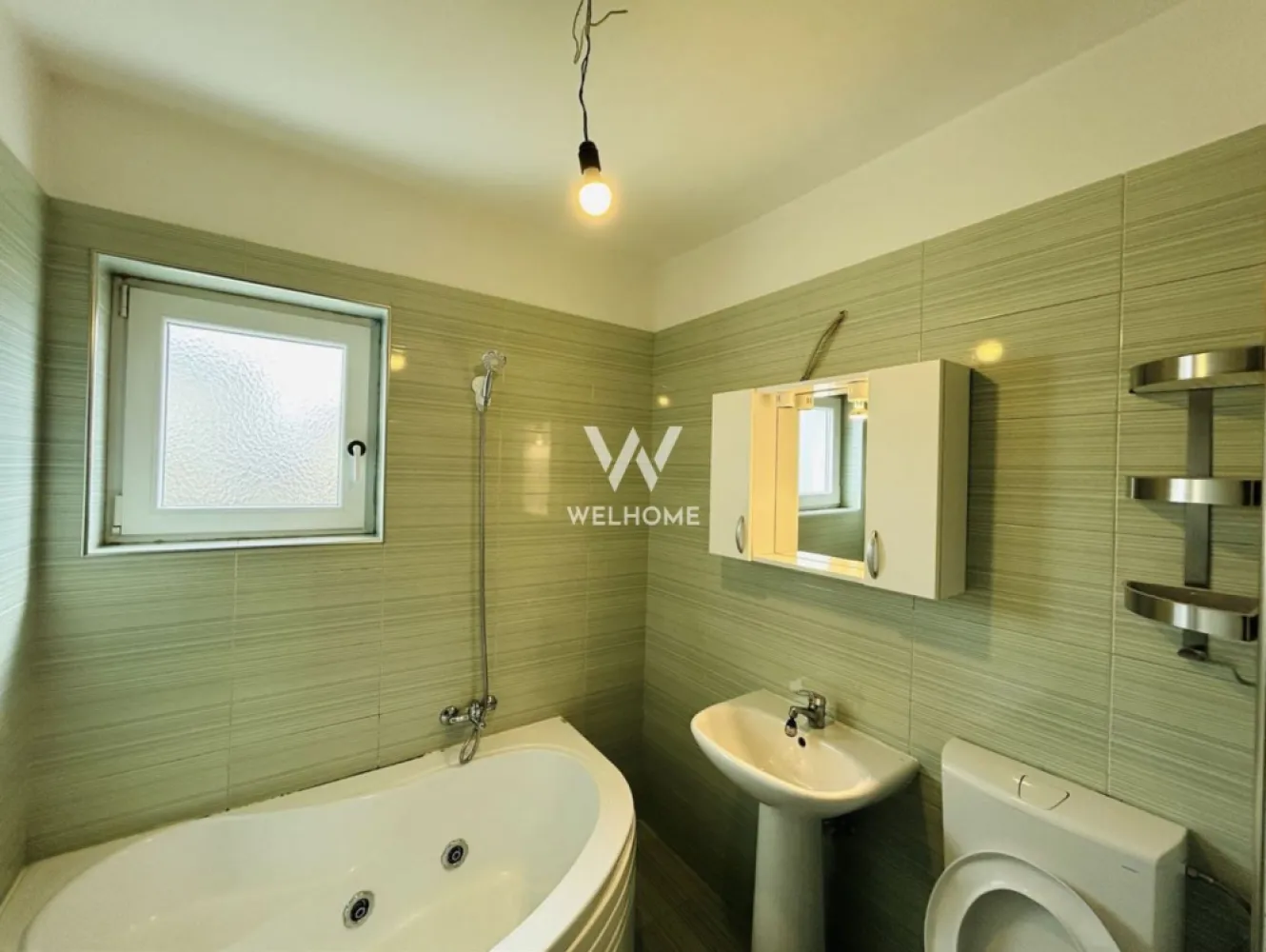 Apartament 2 camere, la cheie, balcon, boxa, loc de parcare - Apartament 2 camere de vânzare în Sibiu – balcon, boxă și parcare inclusă – Gușterița, Panoramic Gardens

Agenția imobiliară New Concept Living vă propune spre vânzare un apartament modern cu 2 camere, situat în ansamblul rezidențial Panoramic Gardens, în zona Gușterița – o locație liniștită, apreciată pentru confort și accesibilitate.

Detalii principale

Apartamentul este amplasat la parter înalt într-un imobil cu regim redus de înălțime (P+3) și dispune de o suprafață utilă de 38 mp, la care se adaugă un balcon de aproximativ 5 mp.

Compartimentare:

hol de acces
living cu bucătărie open space, complet mobilată și utilată
dormitor
baie
balcon cu acces din living
Avantaje
compartimentare eficientă, ideală pentru spații compacte
balcon generos pentru relaxare
boxă pentru depozitare inclusă
loc de parcare chiar în fața imobilului
se vinde complet mobilat și utilat
potrivit atât pentru locuit, cât și pentru investiție
zonă liniștită, ferită de agitația urbană
Stadiu de predare

Locuința se predă „la cheie”, complet mobilată și utilată, fiind pregătită pentru mutare imediată. Apartamentul este intabulat și poate fi achiziționat atât din surse proprii, cât și prin credit bancar. Prețul este același indiferent de modalitatea de plată.