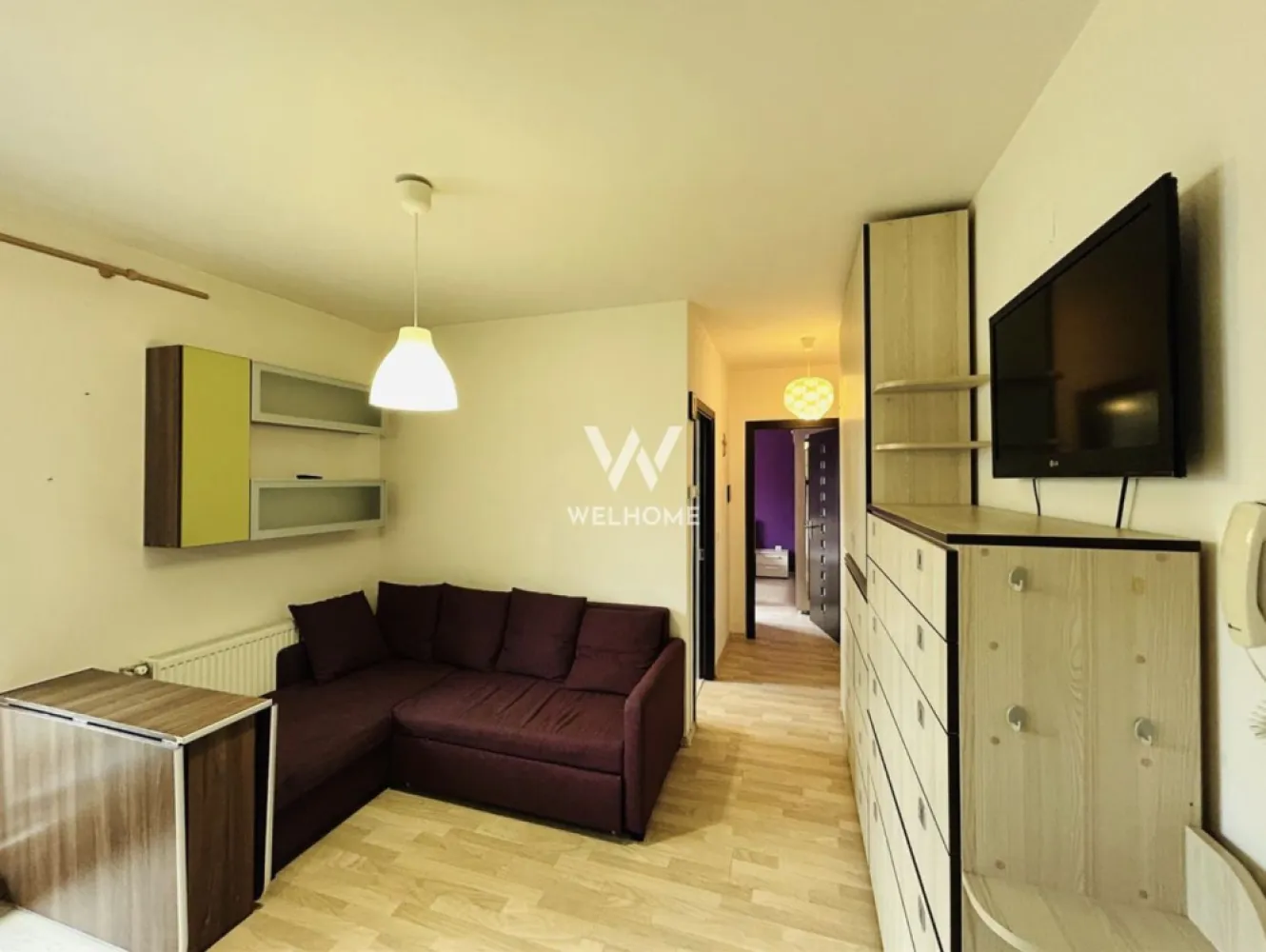 Apartament 2 camere, la cheie, balcon, boxa, loc de parcare - Apartament 2 camere de vânzare în Sibiu – balcon, boxă și parcare inclusă – Gușterița, Panoramic Gardens

Agenția imobiliară New Concept Living vă propune spre vânzare un apartament modern cu 2 camere, situat în ansamblul rezidențial Panoramic Gardens, în zona Gușterița – o locație liniștită, apreciată pentru confort și accesibilitate.

Detalii principale

Apartamentul este amplasat la parter înalt într-un imobil cu regim redus de înălțime (P+3) și dispune de o suprafață utilă de 38 mp, la care se adaugă un balcon de aproximativ 5 mp.

Compartimentare:

hol de acces
living cu bucătărie open space, complet mobilată și utilată
dormitor
baie
balcon cu acces din living
Avantaje
compartimentare eficientă, ideală pentru spații compacte
balcon generos pentru relaxare
boxă pentru depozitare inclusă
loc de parcare chiar în fața imobilului
se vinde complet mobilat și utilat
potrivit atât pentru locuit, cât și pentru investiție
zonă liniștită, ferită de agitația urbană
Stadiu de predare

Locuința se predă „la cheie”, complet mobilată și utilată, fiind pregătită pentru mutare imediată. Apartamentul este intabulat și poate fi achiziționat atât din surse proprii, cât și prin credit bancar. Prețul este același indiferent de modalitatea de plată.