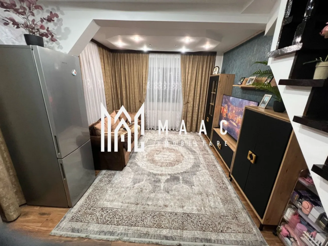 Apartament 3 Camere I Balcon I Hipodrom 2 - MAAC Imobiliare va propune spre vanzare un apartament cu 3 camere in zona Hipodrom 2.

Locuinta este structurata pe 2 niveluri si cuprinde: la parter-living cu bucatarie open space, zona de dining, baie cu dus si geam de aerisire; la etaj-doua dormitoare, balcon in care s-a amenajat zona de gatit.

Apartamentul este complet renovat: centrala termica noua (Ariston),partea electrica refacuta,balcon închis complet cu termopan și cu acoperiș nou, toate ferestrele schimbate, cu pervaz interior și exterior,uși interior schimbate,parchet,gresie living.

Apartamentul se vinde complet mobilat exact cum se vede poze.

In proximitate se gasesc centre comerciale, de invatamant, medicale, statii de autobuz, etc.

Pentru mai multe detalii specificati telefonic ca ati vazut apartamentul cu ID:CP2365675