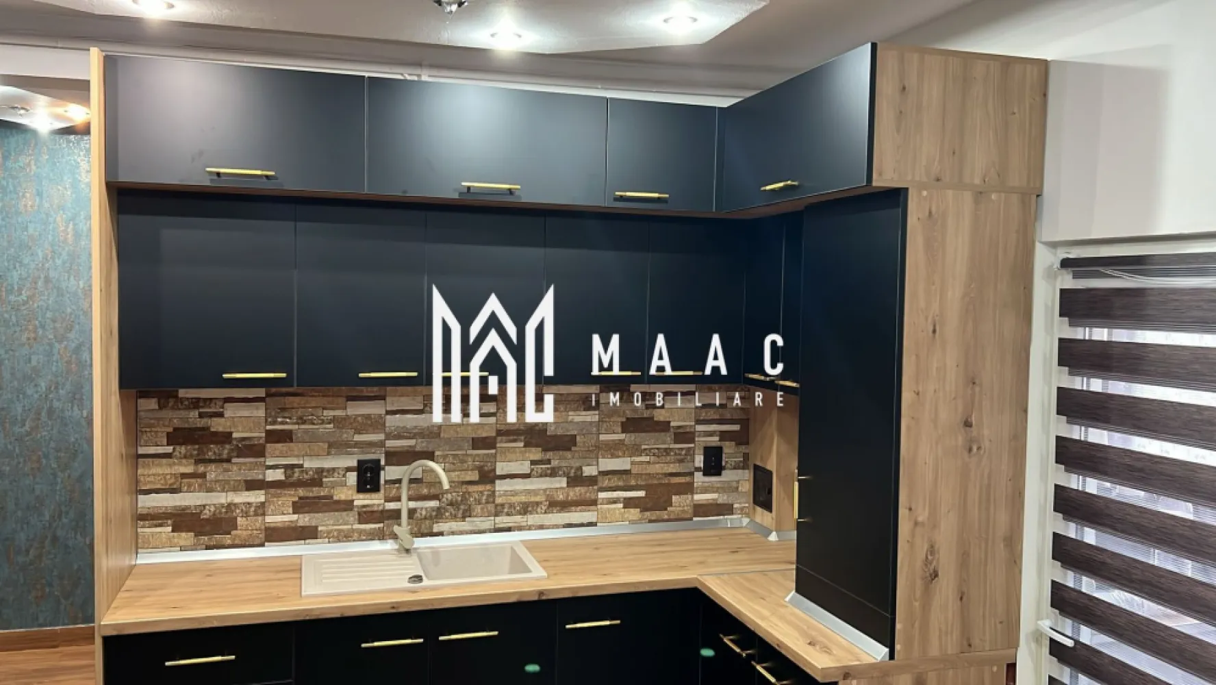 Apartament 3 Camere I Balcon I Hipodrom 2 - MAAC Imobiliare va propune spre vanzare un apartament cu 3 camere in zona Hipodrom 2.

Locuinta este structurata pe 2 niveluri si cuprinde: la parter-living cu bucatarie open space, zona de dining, baie cu dus si geam de aerisire; la etaj-doua dormitoare, balcon in care s-a amenajat zona de gatit.

Apartamentul este complet renovat: centrala termica noua (Ariston),partea electrica refacuta,balcon închis complet cu termopan și cu acoperiș nou, toate ferestrele schimbate, cu pervaz interior și exterior,uși interior schimbate,parchet,gresie living.

Apartamentul se vinde complet mobilat exact cum se vede poze.

In proximitate se gasesc centre comerciale, de invatamant, medicale, statii de autobuz, etc.

Pentru mai multe detalii specificati telefonic ca ati vazut apartamentul cu ID:CP2365675