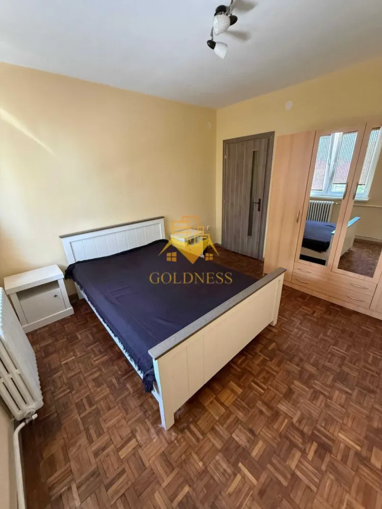 2 camere SemiCentral, Horea, Gara, UBB, Parcul Feroviarilor, Panemar - GOLDNESS Imobiliare vă propune spre închiriere un apartament cu 2 camere complet mobilat și utilat, la etajul 3 într-un imobil de 10 etaje, SemiCentral. 

Se află în apropierea stațiilor de transport în comun, magazine, restaurante, spații verzi, farmacii, etc. 

Apartamentul este compartimentat astfel:
 - dormitor cu pat matrimonial, dressing, noptiere
 - living cu canapea extensibilă 
 - bucătărie complet utilată și mobilată, loc de servit masa 
 - baie cu cabina de dus, calorifer port prosop și dulap pentru depozitare.
 - terasa de 5 mp.

Imobilul este dotat cu toate cele necesare-termoficare, frigider, aragaz, hotă, mașină de spălat haine, etc. 

Dacă sunteți interesați de acest apartament și doriți să îl vizionați, dar și pentru alte oferte nu ezitați să ne contactați telefonic sau prin e-mail. Vă stăm la dispoziție!
Pentru intermediere se percepe un comision de 50% din prețul chiriei!