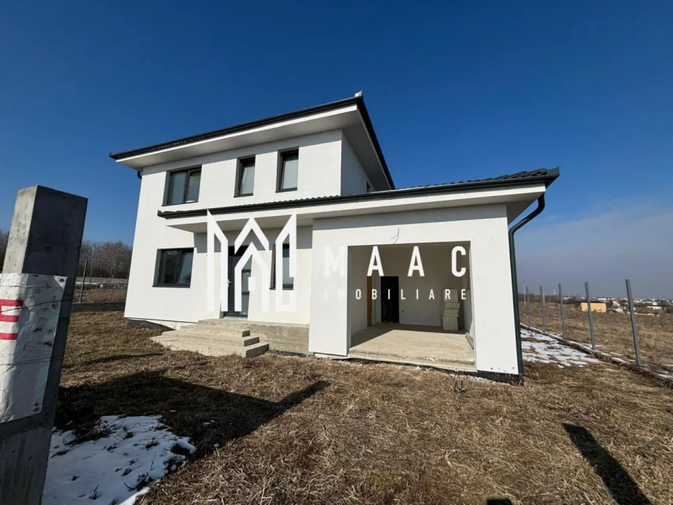 Casa individuală | Teren 500 mp | Calea Cisnădiei - MAAC Imobiliare oferă spre vânzare o casă individuală pe Calea Cisnădiei, cu o compartimentare bine gândită pe două niveluri.

Detalii cheie:

Parter: living, bucătărie, baie, spațiu tehnic, garaj și casa scării.
Etaj: 3 dormitoare, baie, casa scării.

Suprafața terenului este de 501 mp, iar curtea liberă are aproximativ 380 mp.

Utilitățile disponibile sunt energie electrică, apa și canalizare (în curs de execuție).

Stadiul de predare este „Alb”, ceea ce înseamnă că interiorul este pregătit pentru finisaje.

Încălzirea poate fi realizată cu pompă de căldură sau centrală termică pe curent (acestea nu sunt incluse în prețul casei).

Casa va fi intabulată pe numele noului proprietar.

Pentru mai multe detalii, vă rugăm să ne contactați, specificând ID:CP2363528