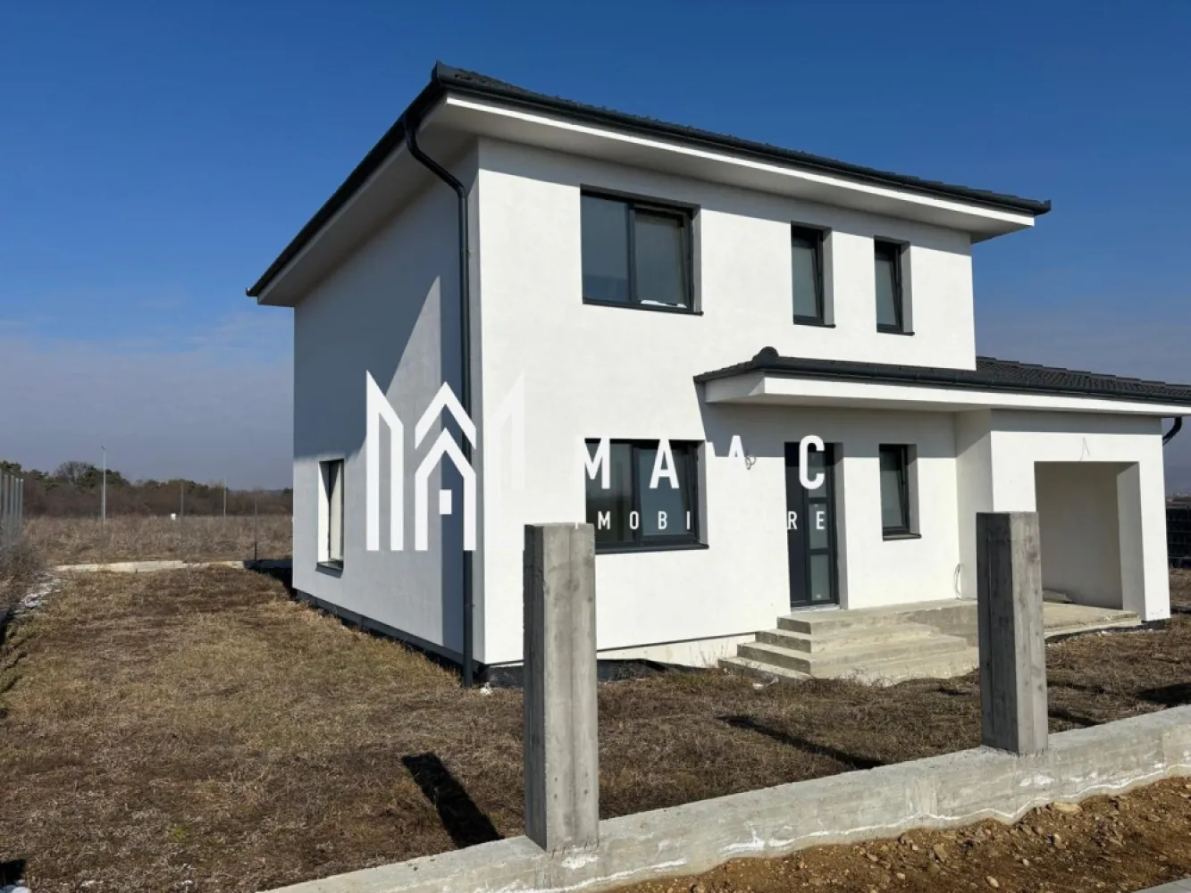 Casa individuală | Teren 500 mp | Calea Cisnădiei - MAAC Imobiliare oferă spre vânzare o casă individuală pe Calea Cisnădiei, cu o compartimentare bine gândită pe două niveluri.

Detalii cheie:

Parter: living, bucătărie, baie, spațiu tehnic, garaj și casa scării.
Etaj: 3 dormitoare, baie, casa scării.

Suprafața terenului este de 501 mp, iar curtea liberă are aproximativ 380 mp.

Utilitățile disponibile sunt energie electrică, apa și canalizare (în curs de execuție).

Stadiul de predare este „Alb”, ceea ce înseamnă că interiorul este pregătit pentru finisaje.

Încălzirea poate fi realizată cu pompă de căldură sau centrală termică pe curent (acestea nu sunt incluse în prețul casei).

Casa va fi intabulată pe numele noului proprietar.

Pentru mai multe detalii, vă rugăm să ne contactați, specificând ID:CP2363528