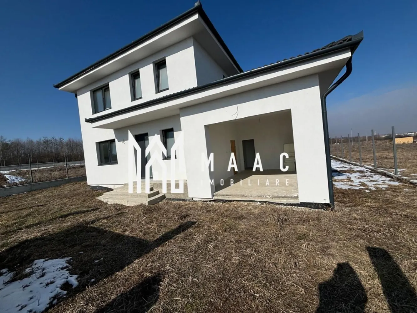 Casa individuală | Teren 500 mp | Calea Cisnădiei - MAAC Imobiliare oferă spre vânzare o casă individuală pe Calea Cisnădiei, cu o compartimentare bine gândită pe două niveluri.

Detalii cheie:

Parter: living, bucătărie, baie, spațiu tehnic, garaj și casa scării.
Etaj: 3 dormitoare, baie, casa scării.

Suprafața terenului este de 501 mp, iar curtea liberă are aproximativ 380 mp.

Utilitățile disponibile sunt energie electrică, apa și canalizare (în curs de execuție).

Stadiul de predare este „Alb”, ceea ce înseamnă că interiorul este pregătit pentru finisaje.

Încălzirea poate fi realizată cu pompă de căldură sau centrală termică pe curent (acestea nu sunt incluse în prețul casei).

Casa va fi intabulată pe numele noului proprietar.

Pentru mai multe detalii, vă rugăm să ne contactați, specificând ID:CP2363528