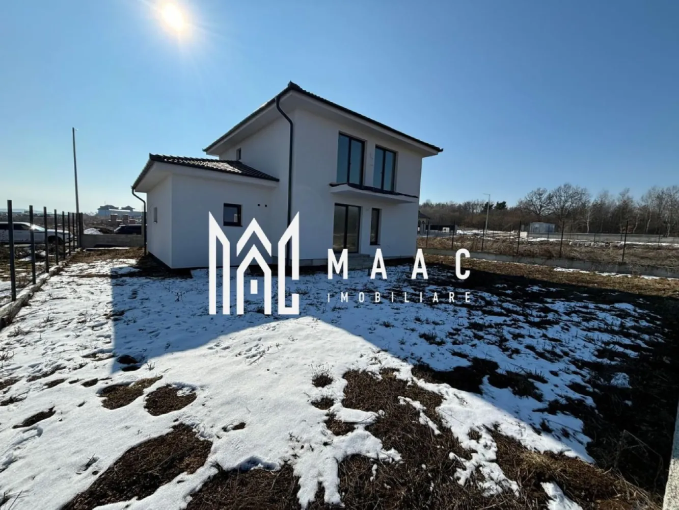 Casa individuală | Teren 500 mp | Calea Cisnădiei - MAAC Imobiliare oferă spre vânzare o casă individuală pe Calea Cisnădiei, cu o compartimentare bine gândită pe două niveluri.

Detalii cheie:

Parter: living, bucătărie, baie, spațiu tehnic, garaj și casa scării.
Etaj: 3 dormitoare, baie, casa scării.

Suprafața terenului este de 501 mp, iar curtea liberă are aproximativ 380 mp.

Utilitățile disponibile sunt energie electrică, apa și canalizare (în curs de execuție).

Stadiul de predare este „Alb”, ceea ce înseamnă că interiorul este pregătit pentru finisaje.

Încălzirea poate fi realizată cu pompă de căldură sau centrală termică pe curent (acestea nu sunt incluse în prețul casei).

Casa va fi intabulată pe numele noului proprietar.

Pentru mai multe detalii, vă rugăm să ne contactați, specificând ID:CP2363528