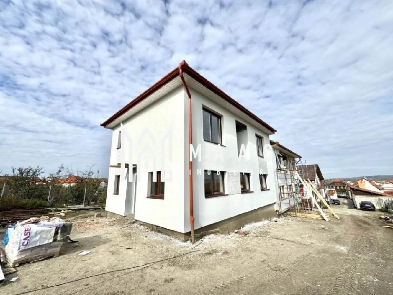 Casă Tip Duplex | 4 Camere | 2 Balcoane | Terasă | Șura Mică - Maac Imobiliare prezintă spre vânzare o vilă tip duplex, situată într-o zonă liniștită din Șura Mică, cu acces facil către Sibiu și în imediata apropiere a punctelor de interes.

Caracteristici generale:

Regim de înălțime: P+E+Pod
Suprafață utilă: 120 mp
Suprafață construită: 150 mp
Amprentă la sol: 70 mp
Suprafață teren: 120 mp
Suprafață curte liberă: 120 mp
An construcție: 2024
Stadiu: Finalizată, predare la alb
 Compartimentare:
 Parter: Living spațios, bucătărie închisă, baie, terasă generoasă
 Etaj: 3 dormitoare, baie, 2 balcoane
 Pod: Disponibil pe toată suprafața casei

 Dotări și beneficii:

Încălzire prin pardoseală la parter și calorifere la etaj
Centrală termică pe gaz
Geamuri termopan de înaltă calitate
Perete dublu, izolat între case
Acoperiș din țiglă
Loc de parcare inclus în preț
Curte cu acces auto

Pentru mai multe detalii precizati telefonic ca ati vazut anuntul ID: CP2835270