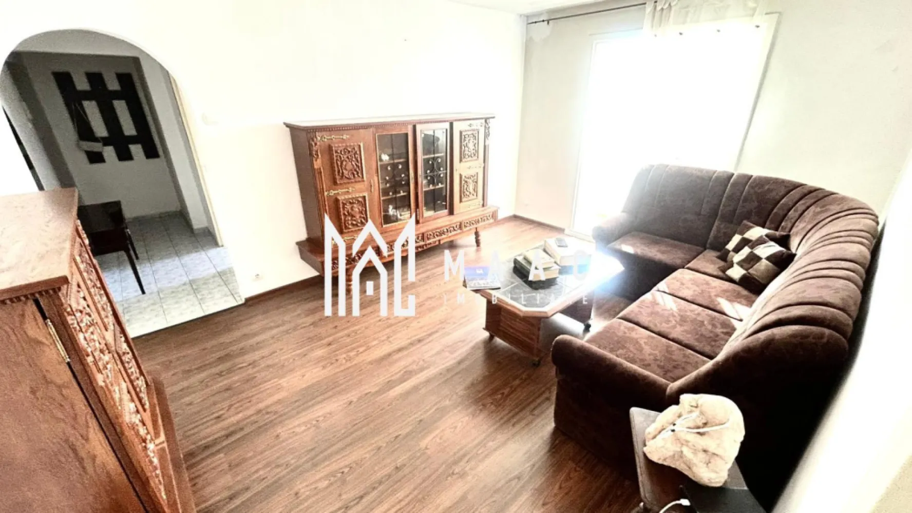 Apartament 3 camere | Bucatarie Separata | Balcon închis | Cedonia - Maac Imobiliare prezintă spre vânzare un apartament cu 3 camere, semidecomandat, situat în zona Cedonia, la câțiva pași de Registrul Comerțului, într-un bloc izolat termic.

 Detalii proprietate:

Etaj: 4/4

Suprafață construită: 70,42 mp

Suprafață utilă: 50,39 mp

Balcon închis: 2,07 mp (cu termopan)

Pivniță: 7,22 mp (trecută în acte)

Acces la uscătorie și spălătorie comune

 Avantaje:

Bucătărie separată, spațioasă

Zonă liniștită și bine conectată la mijloace de transport

Aproape de facultăți, spital, școli, magazine și unitatea militară

Potrivit atât pentru locuință personală, cât și pentru investiție în regim de închiriere

 Pentru mai multe detalii sau programarea unei vizionări, precizați telefonic că ați văzut anunțul cu ID: CP2850866