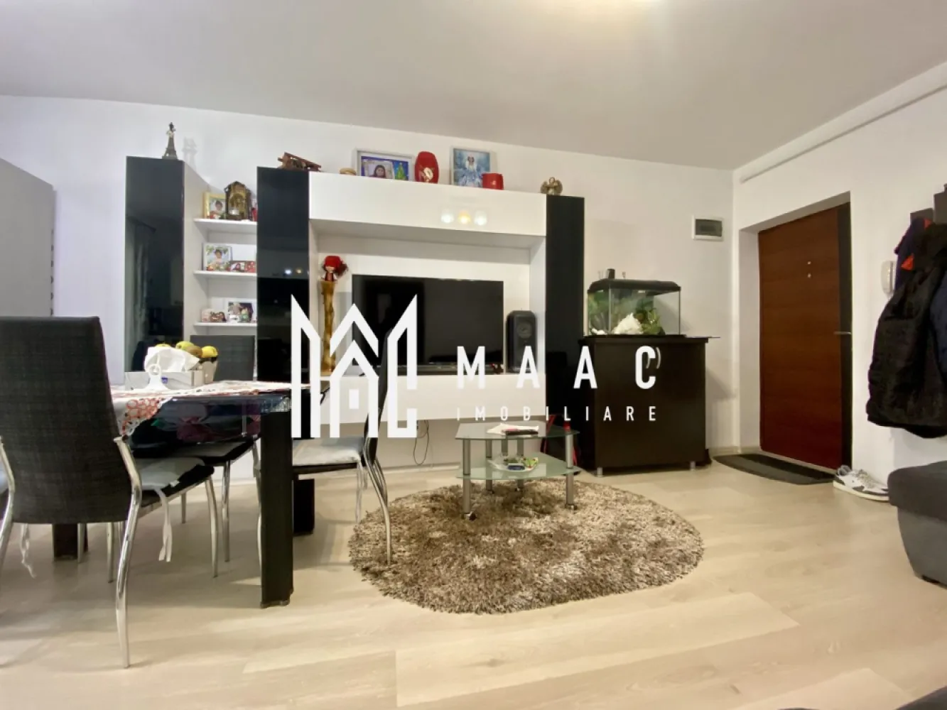 Apartament 3 camere | Parter | Curte | Parcare | Magnolia - MAAC Imobiliare va propune spre vanzare un apartament cu 3 camere și curte de 70 mp in Cartier Magnolia.

Detalii:
Suprafață utilă: 46,71 mp
Balcon închis cu termopan: 4 mp
Curte privată: 70 mp, cu acces din living
Situat la parterul unei vile cu trei etaje
Bloc construit în 2016, izolat termic.

Compartimentare:
Living luminos, cu acces direct în balcon si curte
Bucătărie deschisă
Două dormitoare
Hol care separa accesul dintre cele 2 dormitoare
Baie perfect functionala
Balcon închis cu termopan
Spațiu închis pentru depozitare în curte.

Dotări și finisaje:
Geamuri termopan 
Încălzire cu centrală termică proprie și calorifere
Aer condiționat 
Se vinde parțial mobilat, oferind flexibilitate pentru amenajare.

Facilități și avantaje:
Curte privată de 70 mp
Loc de parcare inclus în preț
Acces facil la magazine alimentare și stația de autobuz

Pentru mai multe detalii precizati telefonic ca ati vazut anuntul cu ID: CP2346915