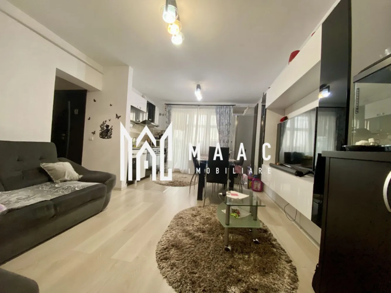 Apartament 3 camere | Parter | Curte | Parcare | Magnolia - MAAC Imobiliare va propune spre vanzare un apartament cu 3 camere și curte de 70 mp in Cartier Magnolia.

Detalii:
Suprafață utilă: 46,71 mp
Balcon închis cu termopan: 4 mp
Curte privată: 70 mp, cu acces din living
Situat la parterul unei vile cu trei etaje
Bloc construit în 2016, izolat termic.

Compartimentare:
Living luminos, cu acces direct în balcon si curte
Bucătărie deschisă
Două dormitoare
Hol care separa accesul dintre cele 2 dormitoare
Baie perfect functionala
Balcon închis cu termopan
Spațiu închis pentru depozitare în curte.

Dotări și finisaje:
Geamuri termopan 
Încălzire cu centrală termică proprie și calorifere
Aer condiționat 
Se vinde parțial mobilat, oferind flexibilitate pentru amenajare.

Facilități și avantaje:
Curte privată de 70 mp
Loc de parcare inclus în preț
Acces facil la magazine alimentare și stația de autobuz

Pentru mai multe detalii precizati telefonic ca ati vazut anuntul cu ID: CP2346915