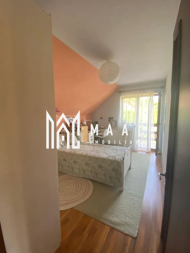 Casa 4 Camere | Tip Duplex | Curte | BBQ | Cisnadie - Vă prezentăm o oportunitate imobiliară de excepție, un duplex elegant și bine întreținut, ideal pentru familii sau pentru cei care caută un ambient liniștit, cu acces rapid către facilități urbane esențiale.

 Date generale:
Tip proprietate: Duplex
Stadiu: Finalizat, disponibil imediat
An construcție: 2008
Construcție din cărămidă, acoperiș cu țiglă
Suprafață utilă: 100 mp
Suprafață construită desfășurată: 140 mp
Suprafață teren: 250 mp
Curte liberă: 90 mp
Deschidere stradală: 16 m

 Compartimentare eficientă:
4 camere, dintre care 3 dormitoare
2 băi cu geam (dotate una cu cabină de duș, cealaltă cu cadă)
1 bucătărie închisă, complet mobilată și utilată
1 balcon + 1 terasă
Pod funcțional (pentru depozitare)
2 locuri de parcare 

 Dotări și finisaje:
Centrală termică proprie și sistem de încălzire cu calorifere
Izolație termică exterioară
Ferestre: tâmplărie PVC cu geam termopan

 Confort și funcționalitate:
Proprietatea se vinde complet mobilată și utilată: aragaz, hotă, frigider, mașină de spălat rufe, TV
Conectare la toate utilitățile: apă, canalizare, electricitate, gaz, internet, CATV, telefon
Străzi asfaltate, iluminat public, acces rapid la mijloace de transport

 Exterior amenajat:
Curte privată de 90 mp
Zonă special amenajată pentru grătar / barbeque
Acces auto în curte, spațiu verde delimitat

Această locuință oferă un echilibru perfect între confort, intimitate și funcționalitate, într-un cadru clasic, elegant și sigur. Este soluția ideală pentru cei care caută o investiție durabilă sau un cămin primitor într-o zonă urbană bine conectată.

Pentru mai multe detalii sau pentru a programa o vizionare contactează - ne specificând ID: CP2499576