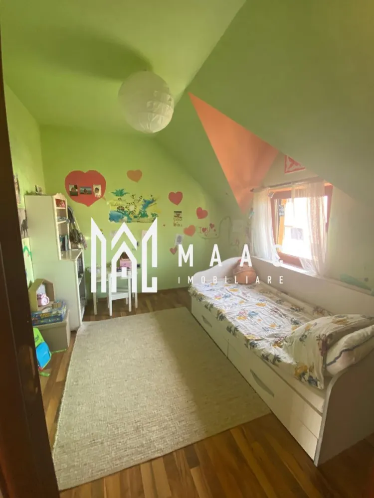 Casa 4 Camere | Tip Duplex | Curte | BBQ | Cisnadie - Vă prezentăm o oportunitate imobiliară de excepție, un duplex elegant și bine întreținut, ideal pentru familii sau pentru cei care caută un ambient liniștit, cu acces rapid către facilități urbane esențiale.

 Date generale:
Tip proprietate: Duplex
Stadiu: Finalizat, disponibil imediat
An construcție: 2008
Construcție din cărămidă, acoperiș cu țiglă
Suprafață utilă: 100 mp
Suprafață construită desfășurată: 140 mp
Suprafață teren: 250 mp
Curte liberă: 90 mp
Deschidere stradală: 16 m

 Compartimentare eficientă:
4 camere, dintre care 3 dormitoare
2 băi cu geam (dotate una cu cabină de duș, cealaltă cu cadă)
1 bucătărie închisă, complet mobilată și utilată
1 balcon + 1 terasă
Pod funcțional (pentru depozitare)
2 locuri de parcare 

 Dotări și finisaje:
Centrală termică proprie și sistem de încălzire cu calorifere
Izolație termică exterioară
Ferestre: tâmplărie PVC cu geam termopan

 Confort și funcționalitate:
Proprietatea se vinde complet mobilată și utilată: aragaz, hotă, frigider, mașină de spălat rufe, TV
Conectare la toate utilitățile: apă, canalizare, electricitate, gaz, internet, CATV, telefon
Străzi asfaltate, iluminat public, acces rapid la mijloace de transport

 Exterior amenajat:
Curte privată de 90 mp
Zonă special amenajată pentru grătar / barbeque
Acces auto în curte, spațiu verde delimitat

Această locuință oferă un echilibru perfect între confort, intimitate și funcționalitate, într-un cadru clasic, elegant și sigur. Este soluția ideală pentru cei care caută o investiție durabilă sau un cămin primitor într-o zonă urbană bine conectată.

Pentru mai multe detalii sau pentru a programa o vizionare contactează - ne specificând ID: CP2499576