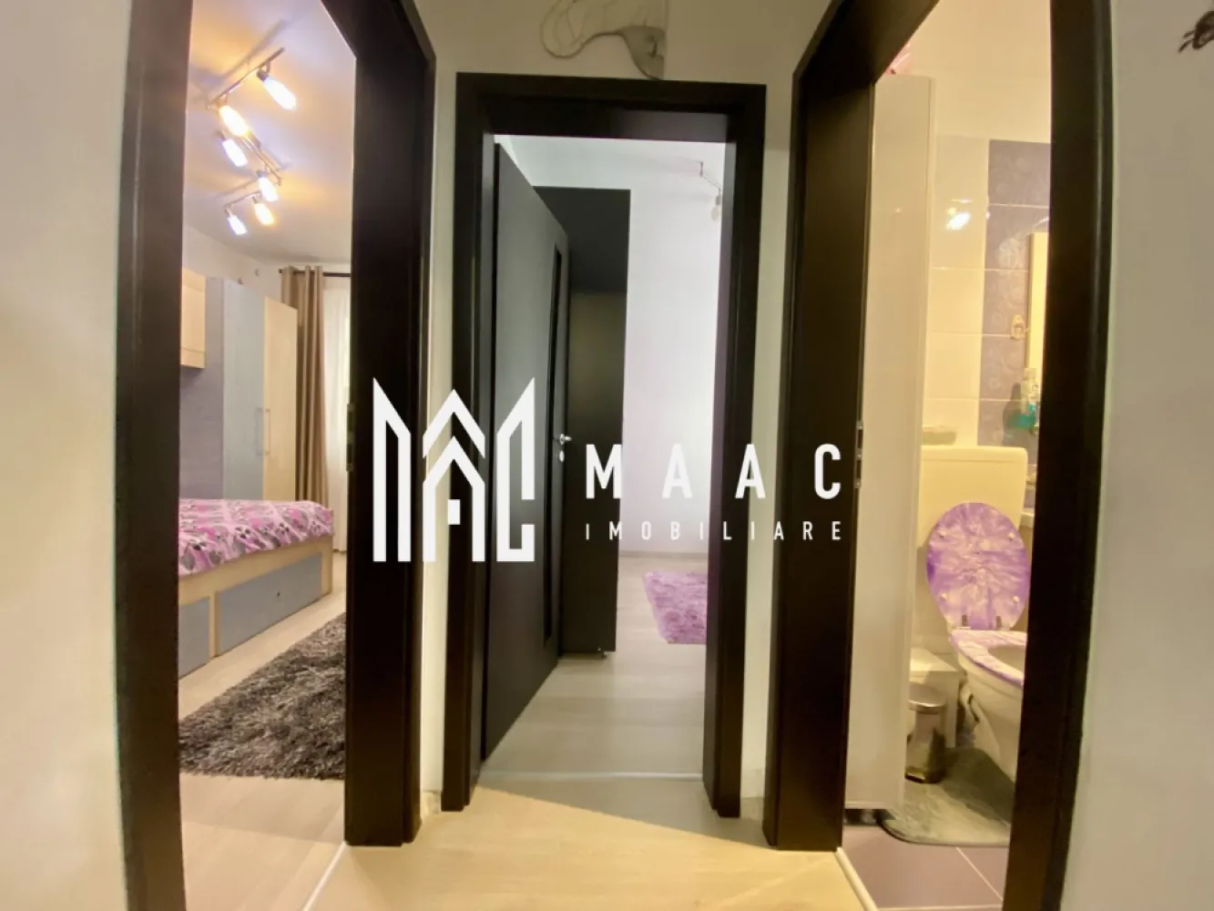 Apartament 3 camere | Parter | Curte | Parcare | Magnolia - MAAC Imobiliare va propune spre vanzare un apartament cu 3 camere și curte de 70 mp in Cartier Magnolia.

Detalii:
Suprafață utilă: 46,71 mp
Balcon închis cu termopan: 4 mp
Curte privată: 70 mp, cu acces din living
Situat la parterul unei vile cu trei etaje
Bloc construit în 2016, izolat termic.

Compartimentare:
Living luminos, cu acces direct în balcon si curte
Bucătărie deschisă
Două dormitoare
Hol care separa accesul dintre cele 2 dormitoare
Baie perfect functionala
Balcon închis cu termopan
Spațiu închis pentru depozitare în curte.

Dotări și finisaje:
Geamuri termopan 
Încălzire cu centrală termică proprie și calorifere
Aer condiționat 
Se vinde parțial mobilat, oferind flexibilitate pentru amenajare.

Facilități și avantaje:
Curte privată de 70 mp
Loc de parcare inclus în preț
Acces facil la magazine alimentare și stația de autobuz

Pentru mai multe detalii precizati telefonic ca ati vazut anuntul cu ID: CP2346915