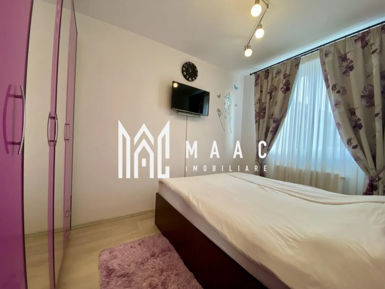 Apartament 3 camere | Parter | Curte | Parcare | Magnolia - MAAC Imobiliare va propune spre vanzare un apartament cu 3 camere și curte de 70 mp in Cartier Magnolia.

Detalii:
Suprafață utilă: 46,71 mp
Balcon închis cu termopan: 4 mp
Curte privată: 70 mp, cu acces din living
Situat la parterul unei vile cu trei etaje
Bloc construit în 2016, izolat termic.

Compartimentare:
Living luminos, cu acces direct în balcon si curte
Bucătărie deschisă
Două dormitoare
Hol care separa accesul dintre cele 2 dormitoare
Baie perfect functionala
Balcon închis cu termopan
Spațiu închis pentru depozitare în curte.

Dotări și finisaje:
Geamuri termopan 
Încălzire cu centrală termică proprie și calorifere
Aer condiționat 
Se vinde parțial mobilat, oferind flexibilitate pentru amenajare.

Facilități și avantaje:
Curte privată de 70 mp
Loc de parcare inclus în preț
Acces facil la magazine alimentare și stația de autobuz

Pentru mai multe detalii precizati telefonic ca ati vazut anuntul cu ID: CP2346915