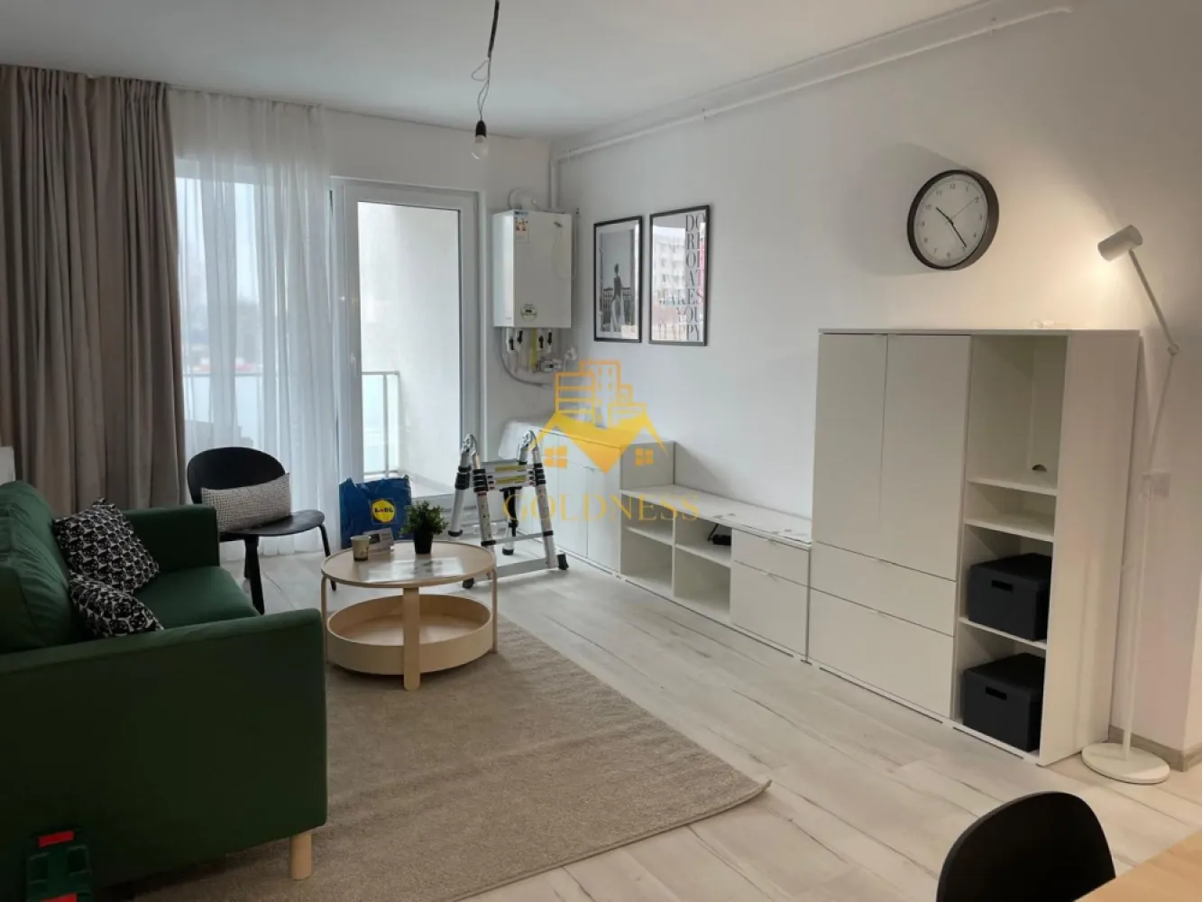 2 camere, Parcare, Buna Ziua, Zona Grand Hill, LIDL, Trifoiului - GOLDNESS Imobiliare vă propune spre închiriere un apartament cu 2 camere complet mobilat și utilat, la etajul 1 într-un imobil de 10 etaje, în Cartierul Buna Ziua .
Dispune de loc de parcare!

Se află în apropierea stațiilor de transport în comun, magazine, restaurante, spații verzi, farmacii, etc. 
 Apartamentul este compartimentat astfel:
 - dormitor cu pat matrimonial, dressing, noptiere, birou 
 - living cu bucatarie open space complet utilată și mobilată, canapea extensibilă, loc de servit masa 
 - baie cu cabina de dus, calorifer port prosop și dulap pentru depozitare.
 - balcon 6 mp.

Imobilul este dotat cu toate cele necesare- centrală proprie, frigider, plita, hotă, mașină de spălat haine, etc. 

Dacă sunteți interesați de acest apartament și doriți să îl vizionați, dar și pentru alte oferte nu ezitați să ne contactați telefonic sau prin e-mail. Vă stăm la dispoziție!
Pentru intermediere se percepe un comision de 50% din prețul chiriei!