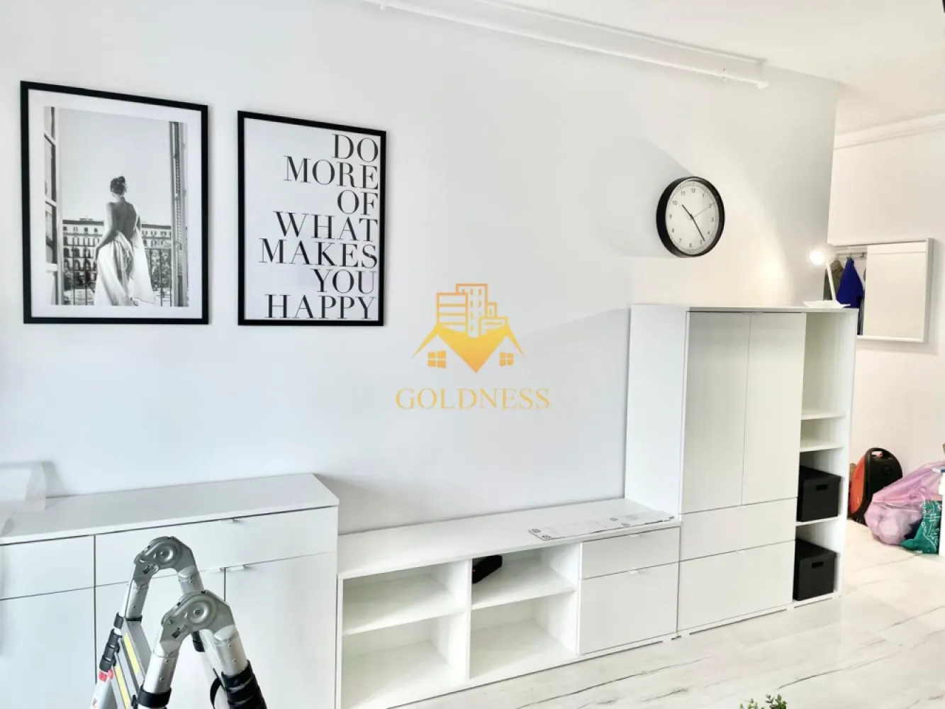 2 camere, Parcare, Buna Ziua, Zona Grand Hill, LIDL, Trifoiului - GOLDNESS Imobiliare vă propune spre închiriere un apartament cu 2 camere complet mobilat și utilat, la etajul 1 într-un imobil de 10 etaje, în Cartierul Buna Ziua .
Dispune de loc de parcare!

Se află în apropierea stațiilor de transport în comun, magazine, restaurante, spații verzi, farmacii, etc. 
 Apartamentul este compartimentat astfel:
 - dormitor cu pat matrimonial, dressing, noptiere, birou 
 - living cu bucatarie open space complet utilată și mobilată, canapea extensibilă, loc de servit masa 
 - baie cu cabina de dus, calorifer port prosop și dulap pentru depozitare.
 - balcon 6 mp.

Imobilul este dotat cu toate cele necesare- centrală proprie, frigider, plita, hotă, mașină de spălat haine, etc. 

Dacă sunteți interesați de acest apartament și doriți să îl vizionați, dar și pentru alte oferte nu ezitați să ne contactați telefonic sau prin e-mail. Vă stăm la dispoziție!
Pentru intermediere se percepe un comision de 50% din prețul chiriei!