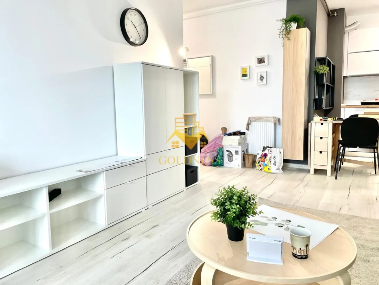 2 camere, Parcare, Buna Ziua, Zona Grand Hill, LIDL, Trifoiului - GOLDNESS Imobiliare vă propune spre închiriere un apartament cu 2 camere complet mobilat și utilat, la etajul 1 într-un imobil de 10 etaje, în Cartierul Buna Ziua .
Dispune de loc de parcare!

Se află în apropierea stațiilor de transport în comun, magazine, restaurante, spații verzi, farmacii, etc. 
 Apartamentul este compartimentat astfel:
 - dormitor cu pat matrimonial, dressing, noptiere, birou 
 - living cu bucatarie open space complet utilată și mobilată, canapea extensibilă, loc de servit masa 
 - baie cu cabina de dus, calorifer port prosop și dulap pentru depozitare.
 - balcon 6 mp.

Imobilul este dotat cu toate cele necesare- centrală proprie, frigider, plita, hotă, mașină de spălat haine, etc. 

Dacă sunteți interesați de acest apartament și doriți să îl vizionați, dar și pentru alte oferte nu ezitați să ne contactați telefonic sau prin e-mail. Vă stăm la dispoziție!
Pentru intermediere se percepe un comision de 50% din prețul chiriei!