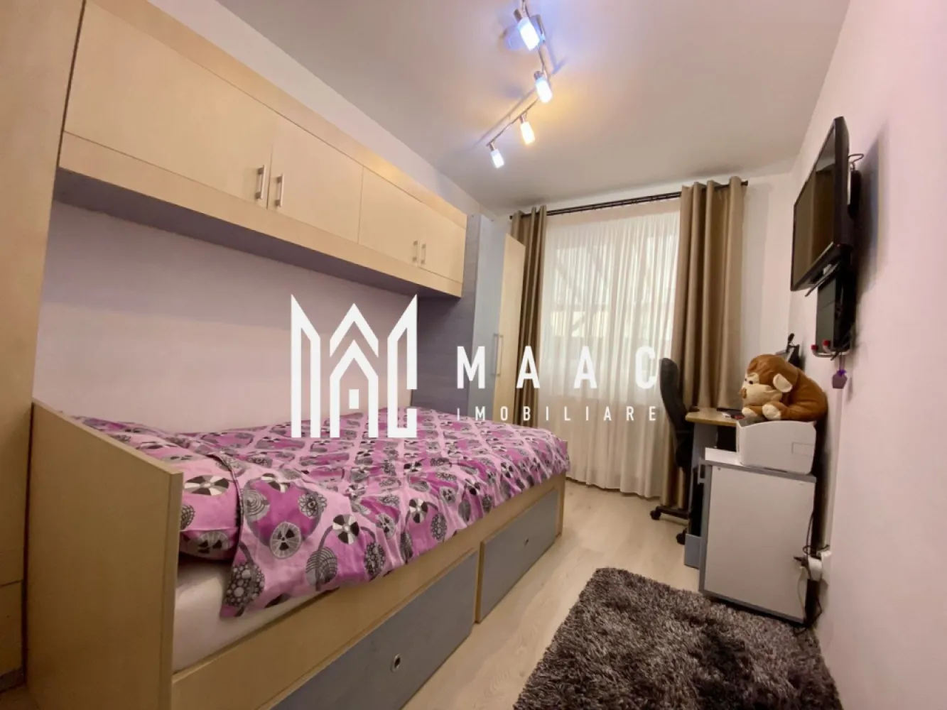 Apartament 3 camere | Parter | Curte | Parcare | Magnolia - MAAC Imobiliare va propune spre vanzare un apartament cu 3 camere și curte de 70 mp in Cartier Magnolia.

Detalii:
Suprafață utilă: 46,71 mp
Balcon închis cu termopan: 4 mp
Curte privată: 70 mp, cu acces din living
Situat la parterul unei vile cu trei etaje
Bloc construit în 2016, izolat termic.

Compartimentare:
Living luminos, cu acces direct în balcon si curte
Bucătărie deschisă
Două dormitoare
Hol care separa accesul dintre cele 2 dormitoare
Baie perfect functionala
Balcon închis cu termopan
Spațiu închis pentru depozitare în curte.

Dotări și finisaje:
Geamuri termopan 
Încălzire cu centrală termică proprie și calorifere
Aer condiționat 
Se vinde parțial mobilat, oferind flexibilitate pentru amenajare.

Facilități și avantaje:
Curte privată de 70 mp
Loc de parcare inclus în preț
Acces facil la magazine alimentare și stația de autobuz

Pentru mai multe detalii precizati telefonic ca ati vazut anuntul cu ID: CP2346915