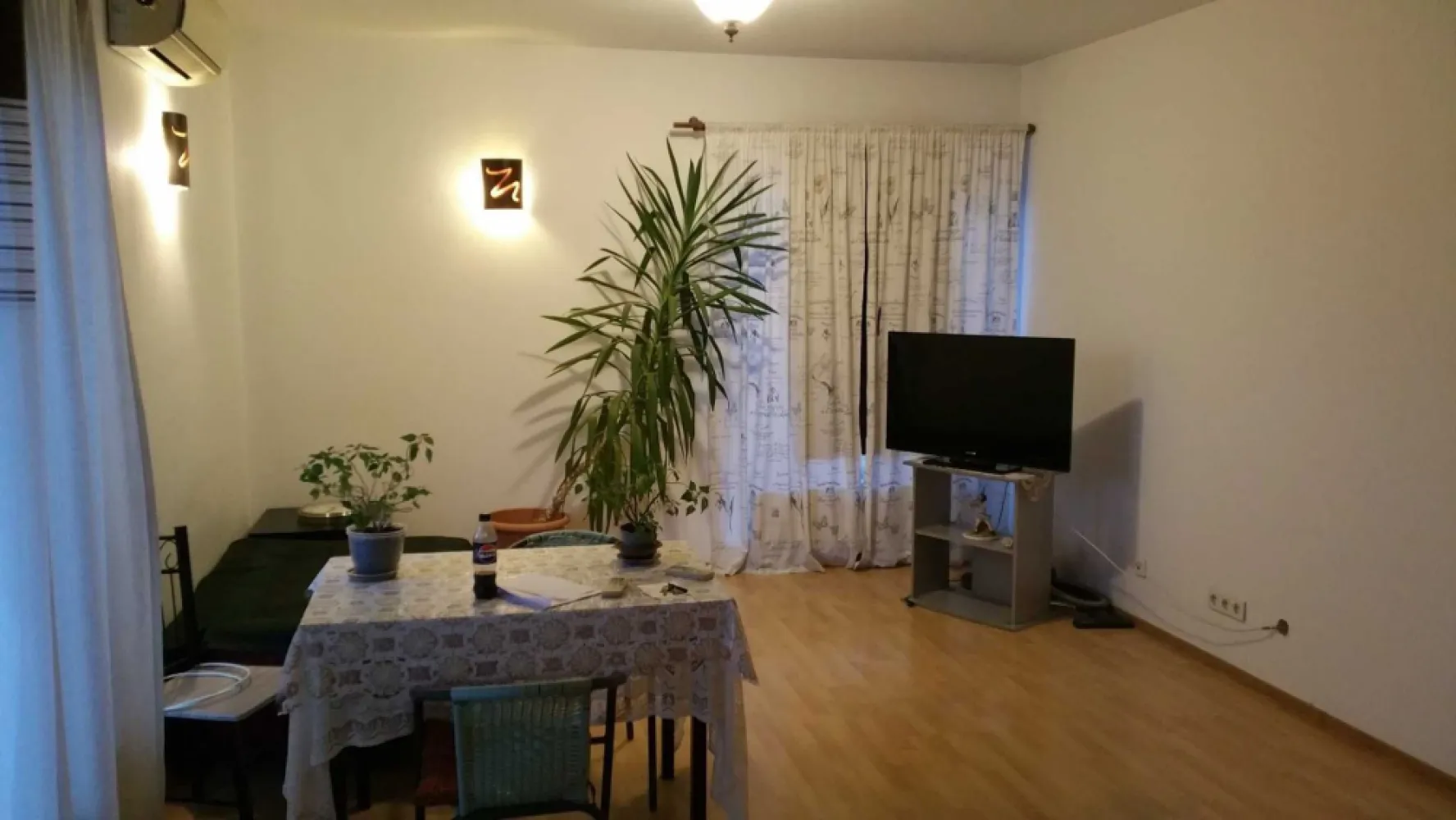 Inchiriez apartament 2 camere Titan - Rasarit de Soare - Inchiriez apartament 2 camere in complex Rasarit de Soare (Titan, langa Auchan și Lidl, în apropiere de Parcul Teilor), cu bucatarie mobilata, combina frigorifica, aragaz, masina de spalat și cuptor cu microunde.
Sufragerie mobilată, șifonier și comodă în dormitor - chiriașul trebuie să își aducă pat.
Aer condiționat în fiecare cameră.
Televizor în fiecare cameră.
2 balcoane.
Tamplarie termopan, usa metalica, parchet, gresie, faianta. etaj 3/11.
Complex pazit, internet, cablu. Toate utilitatile contorizate individual.
Apel după ora 17.